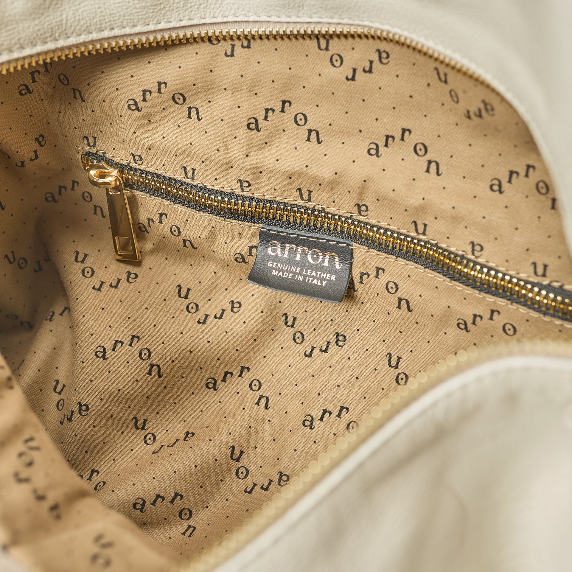 interno borsa baguette a spalla Arron in morbida nappa color burro con cerniera zip