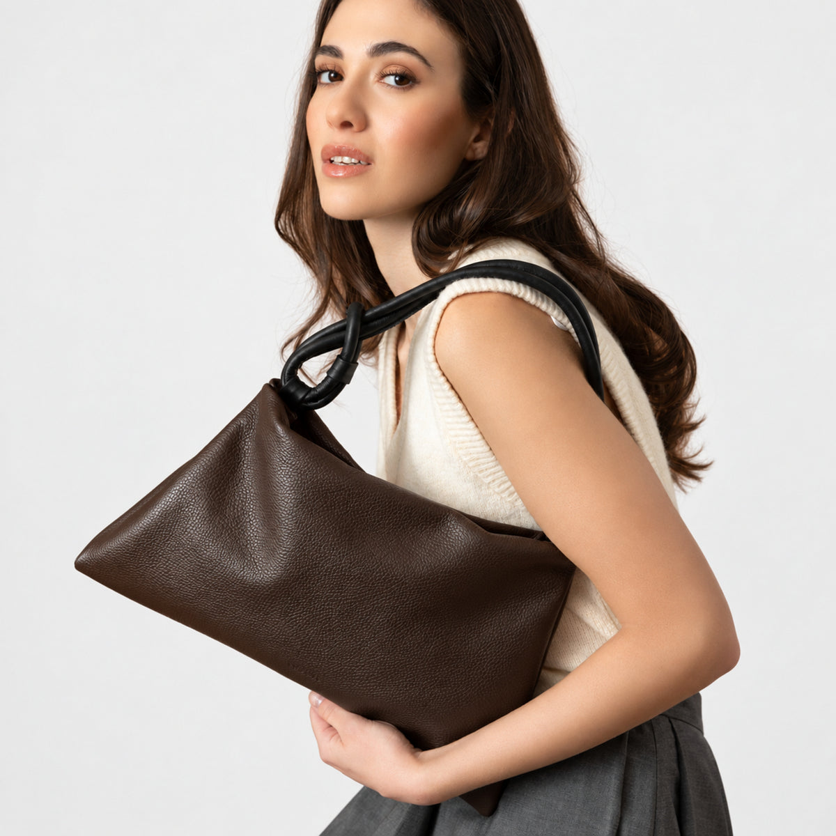 borsa hobo POppy brand Arron color cioccolato testa di moro pelle martellata a spalla e a tracolla manico con dettaglio a nodi made in italy elegante trendy design