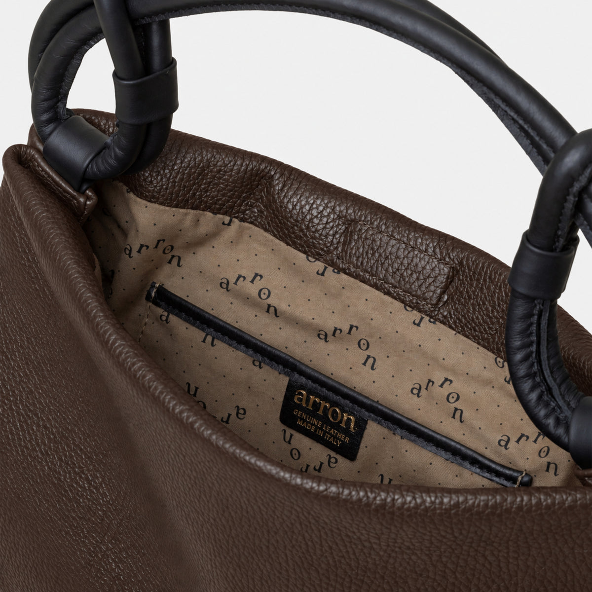 borsa hobo POppy brand Arron color cioccolato testa di moro pelle martellata a spalla e a tracolla manico con dettaglio a nodi made in italy elegante trendy design