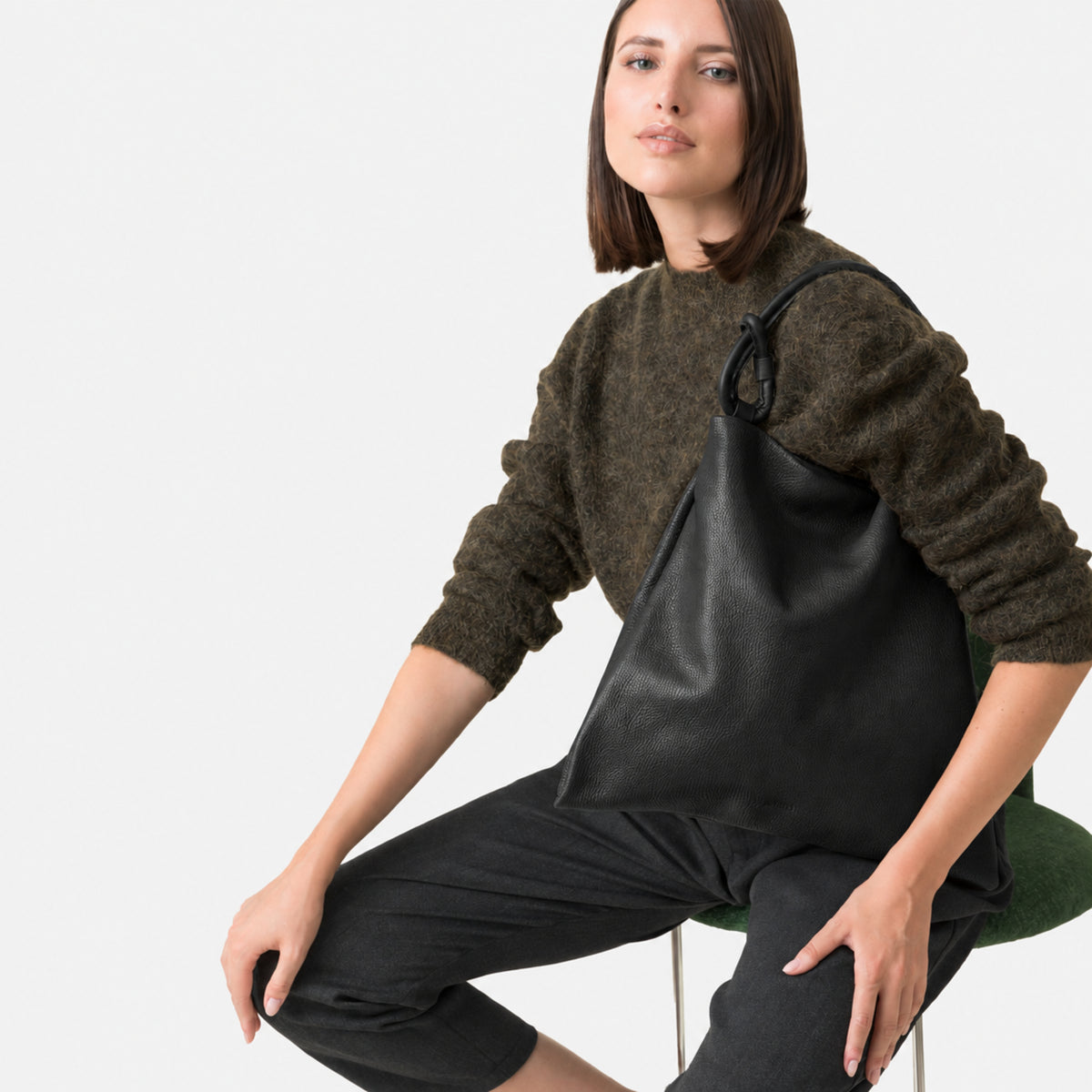 borsa poppy hobo con manico con nodi in pelle martella nera brand Arron