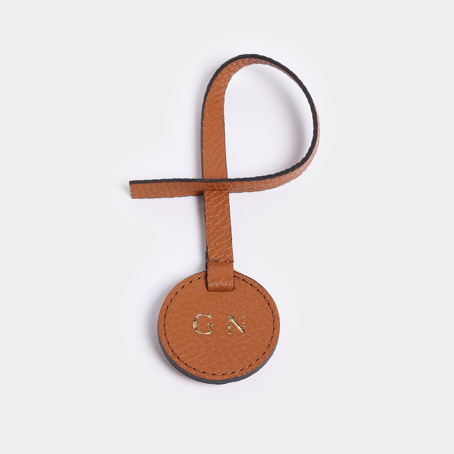 Portachiavi e charm Keira in pelle caramello Arron, personalizzato con iniziali timbrate a caldo, accessorio artigianale Made in Italy per borse e chiavi