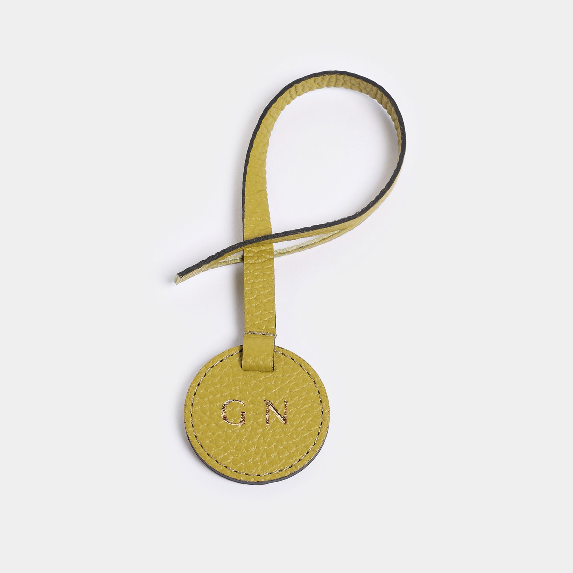 Portachiavi e charm Keira in pelle mostarda Arron, personalizzato con iniziali timbrate a caldo, accessorio artigianale Made in Italy per borse e chiavi