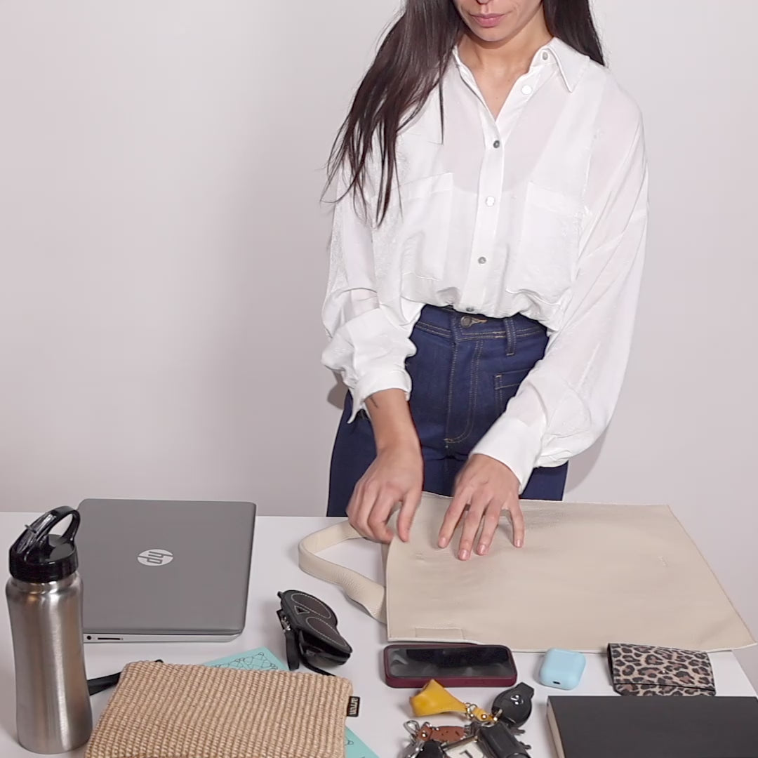 video capienza borsa shopper ARRON in rafia e pelle color taupe a tracolla e a spalla