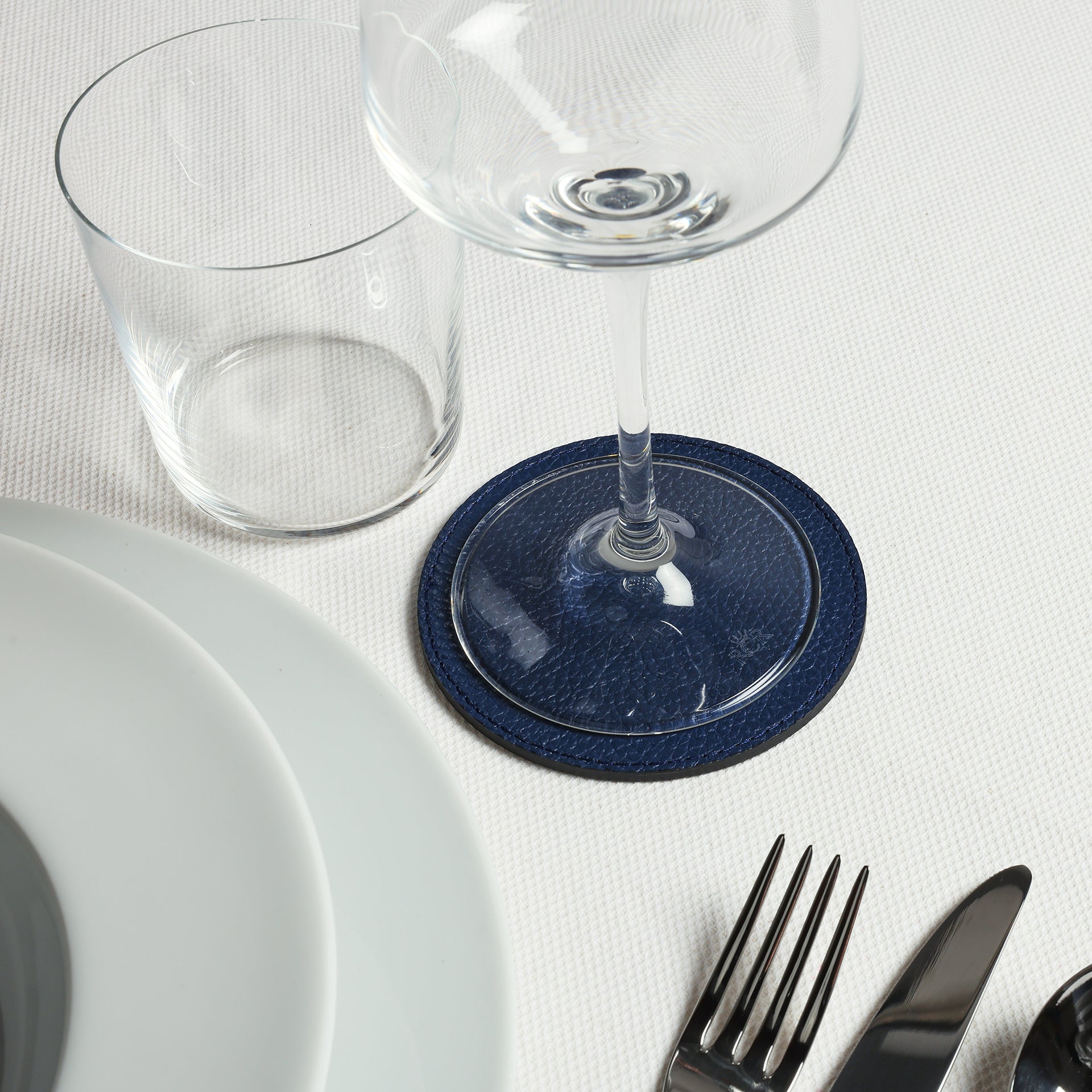 sottobicchiere rotondo in pelle martellata blu made in italy arron artigianato di qualità