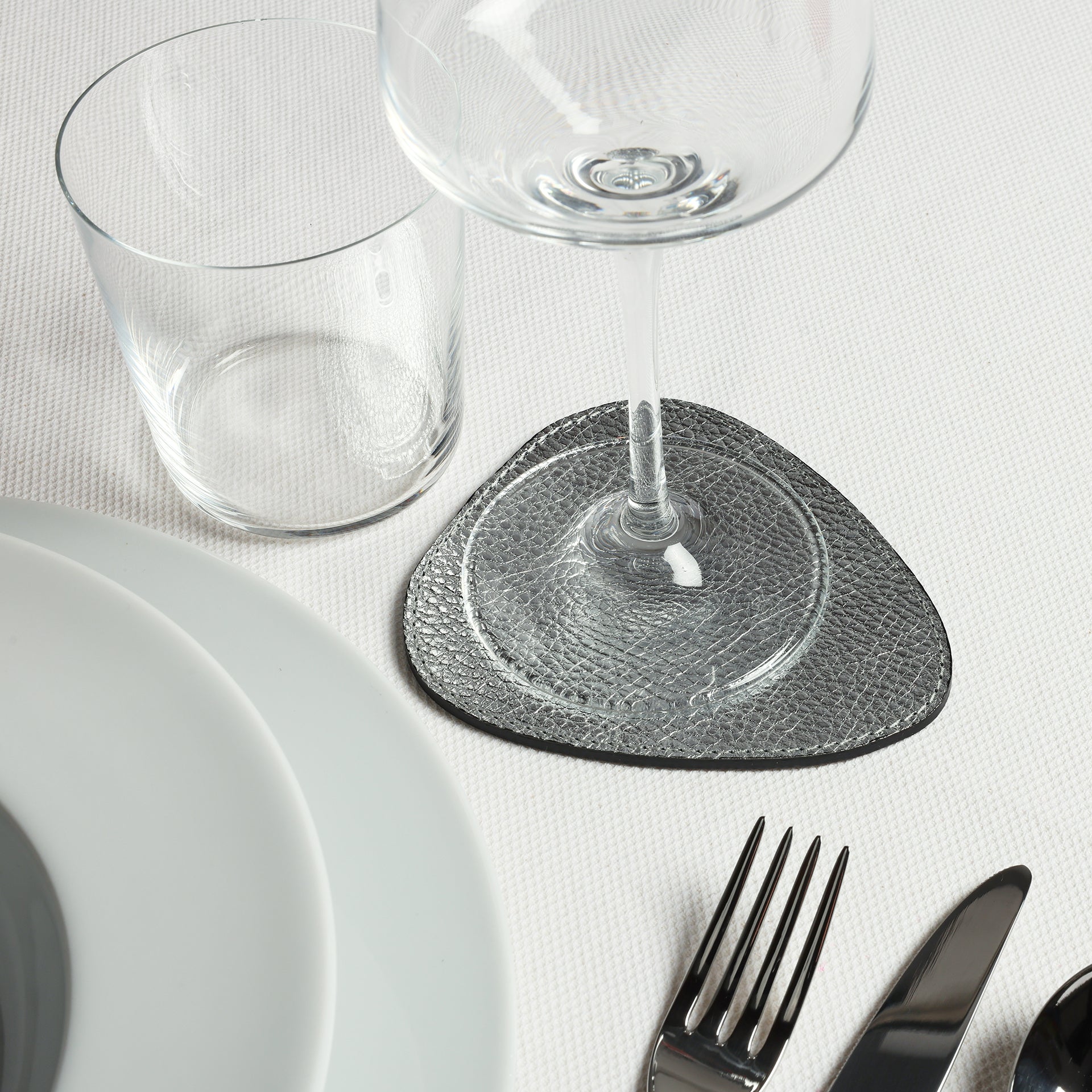 sottobicchiere in pelle argento marchio Arron made in italy artigianale idea regalo elegante per la tavola di natale capodanno personalizzato