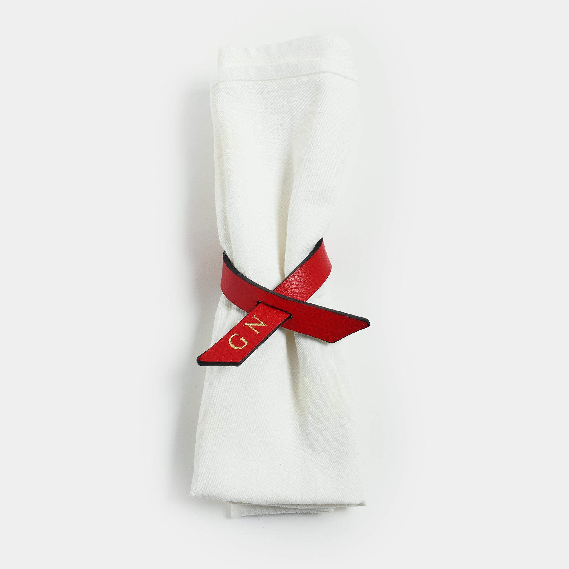 portatovagliolo Tilde in pelle rossa made in italy arron idea regalo personalizzata con iniziali è anche un segnaposto elegante per la tavola