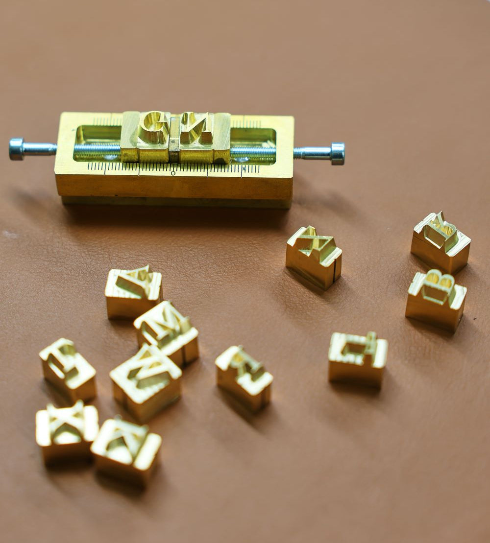 timbri e punzoni in ottone per personalizzazione con iniziali a caldo su pelle Arron Made in Italy artigianato