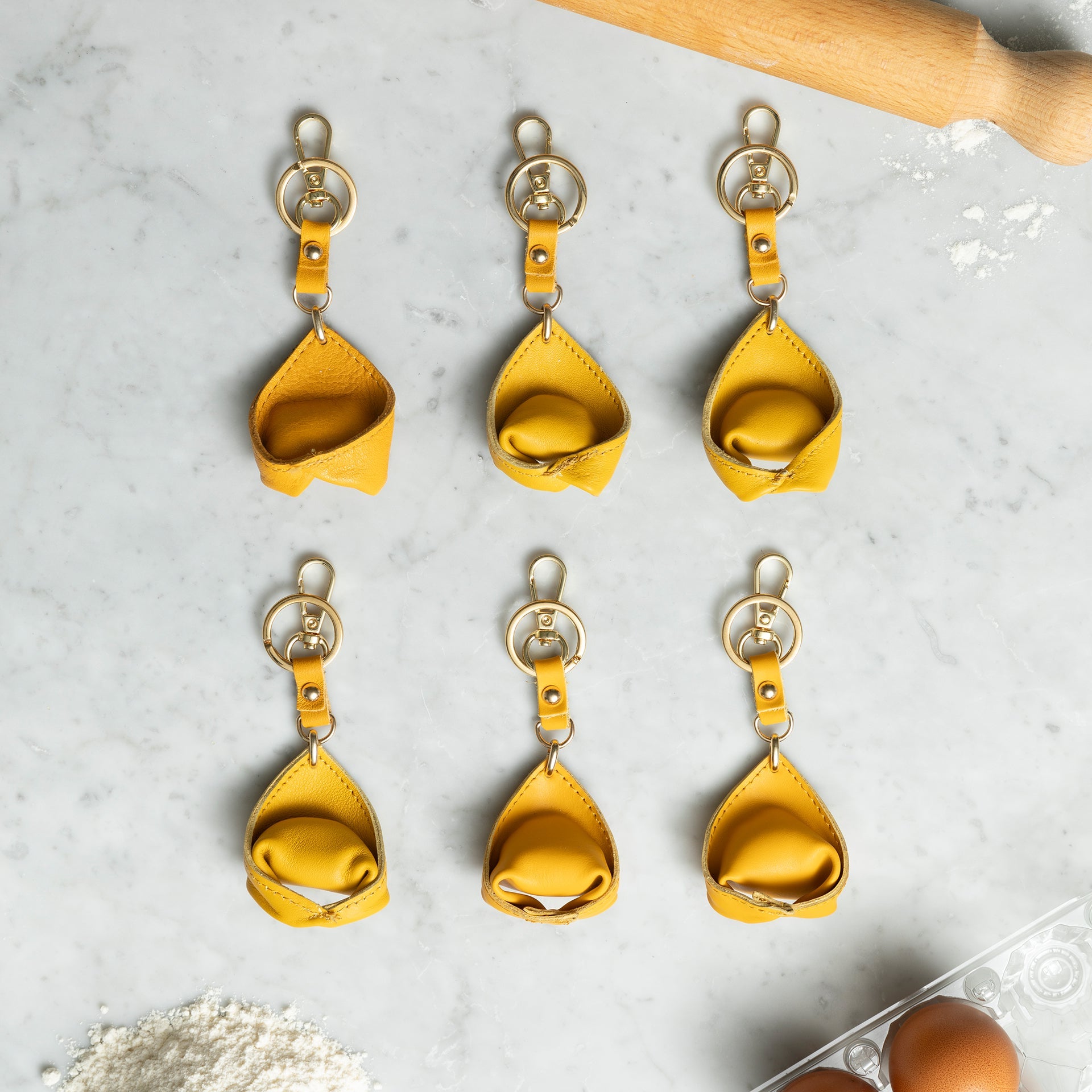 charm divertente portachiavi in pelle a forma di pasta tortellone brand ARRON idea regalo made in italy