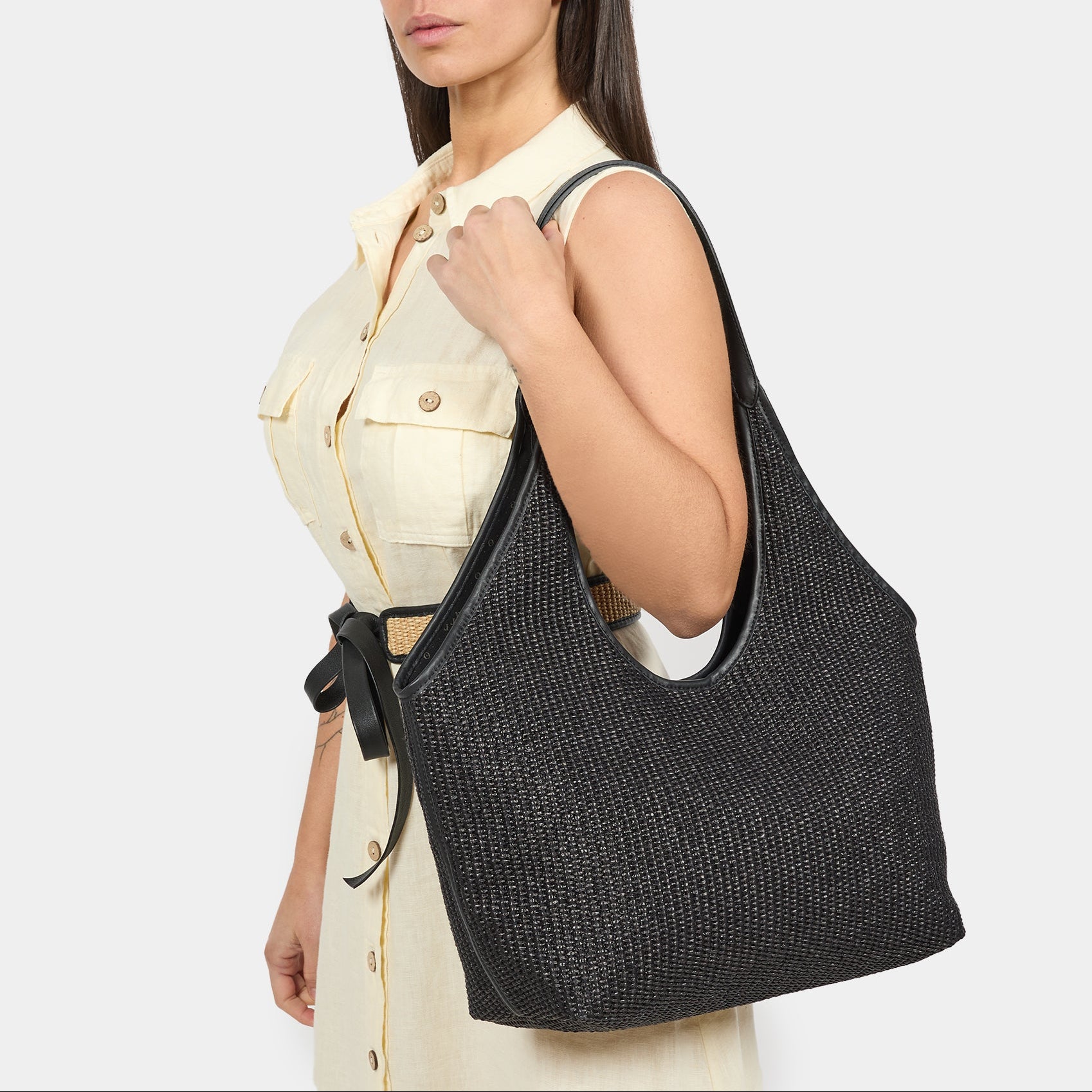borsa hobo di Arron in rafia nera, indossata a spalla comoda per look da tutti i giorni