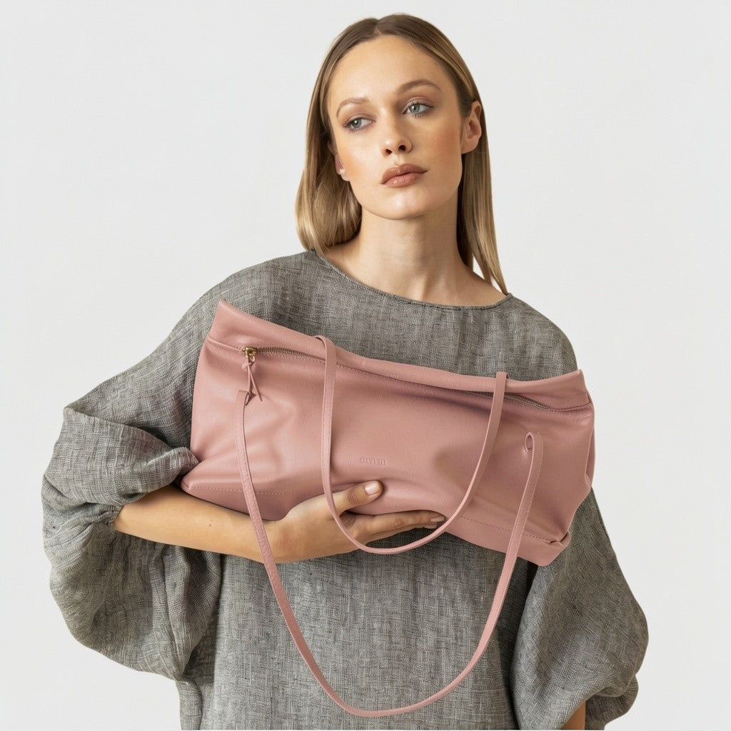 borsa Otta in pelle nappa morbidissima color cipria forma allungata east west marchio Arron indossata look trendy