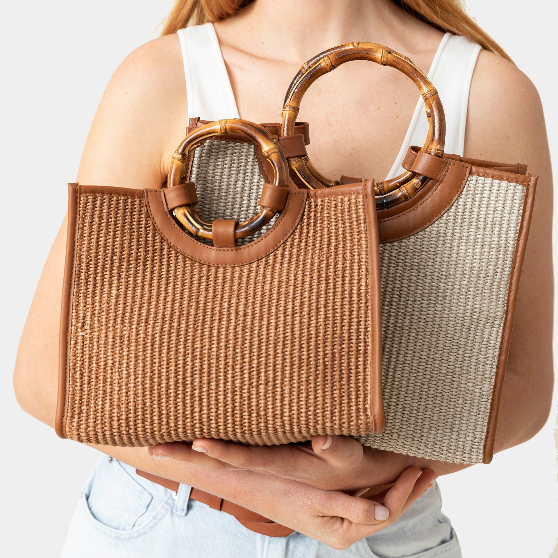 Bamboo bag in rafia taupe e pelle cuoio con manico in bamboo Arron small e medium