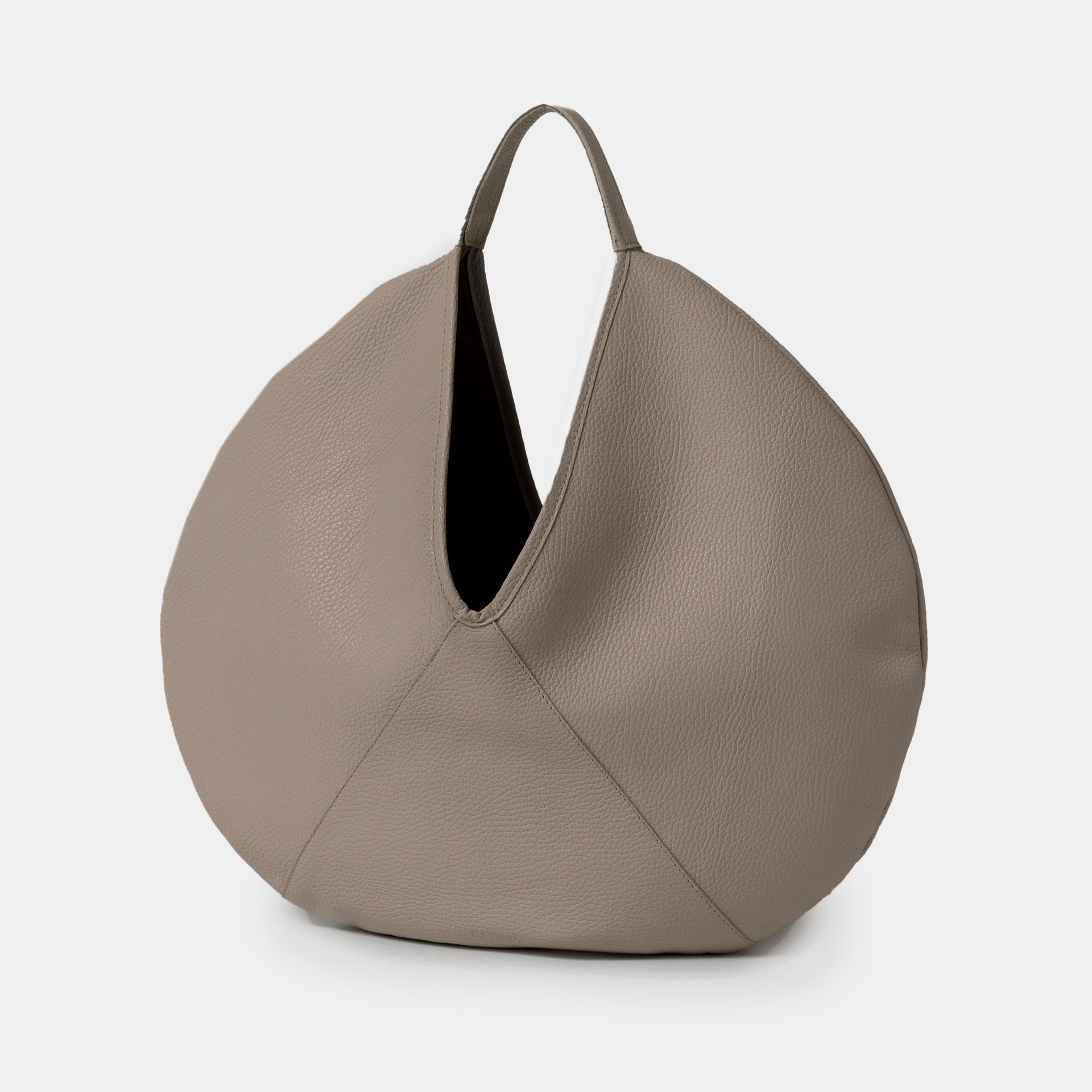 borsa rotonda hobo in pelle martellata taupe design contemporaneo minimalista brand Arron made in Italy
