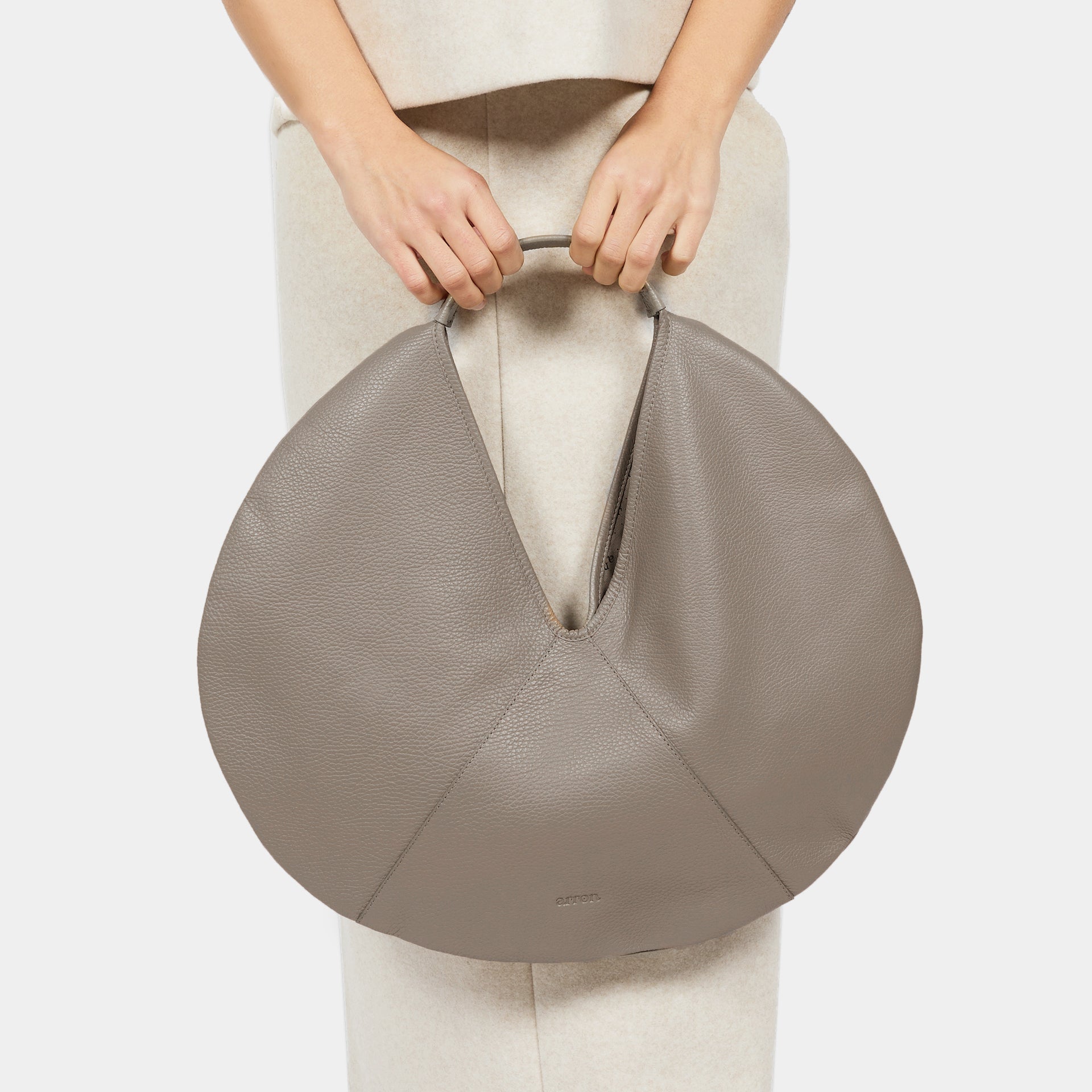 borsa rotonda hobo in pelle martellata taupe design contemporaneo minimalista brand Arron made in Italy