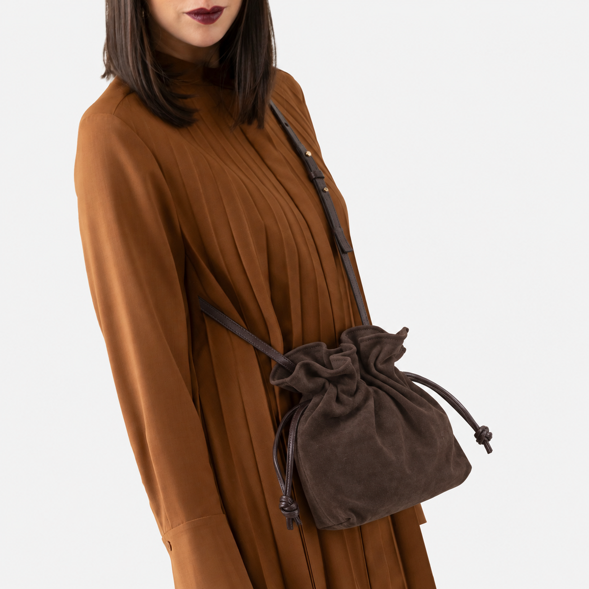 Borsa Rossana del brand Arron in camoscio cioccolato morbida capiente con coulisse e tracolla regolabile indossata a tracolla
