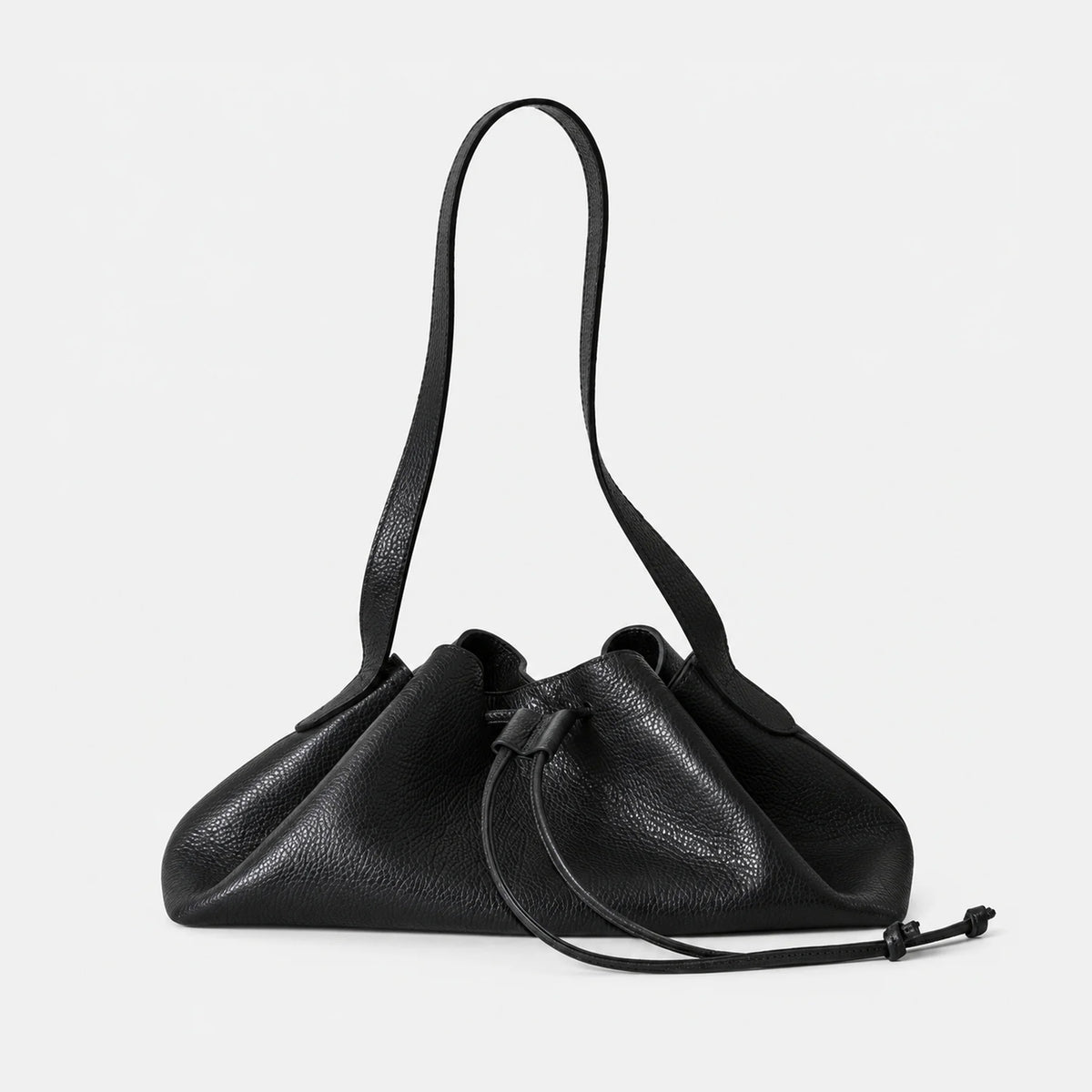 luisa borsa Arron secchiello contemporaneo east west con coulisse e magnete pelle martellata nera tendenza accessori moda Ai27