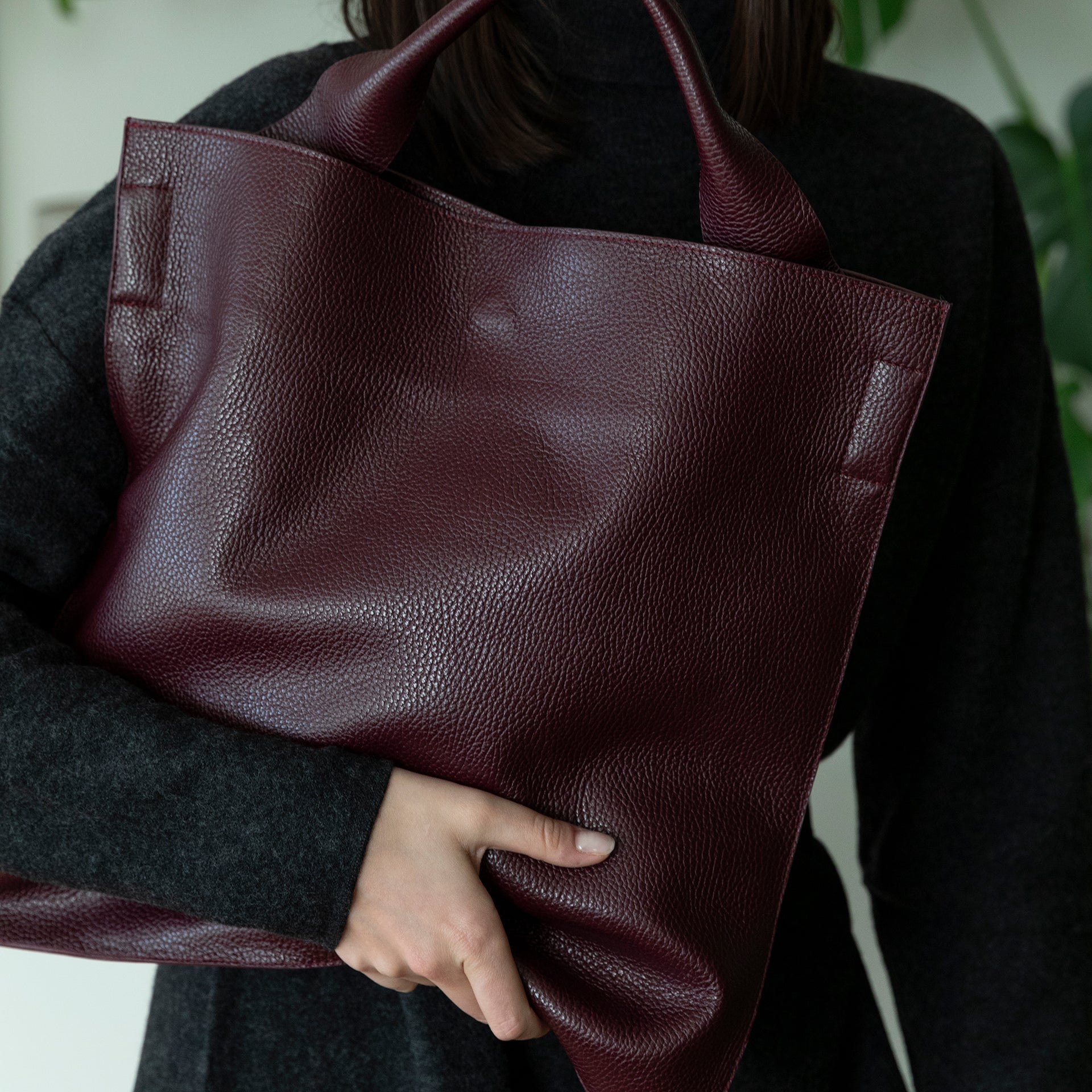 borsa shopping minimalista con tracolla in pelle martellata bordeaux burgundy made in italy marchio Arron