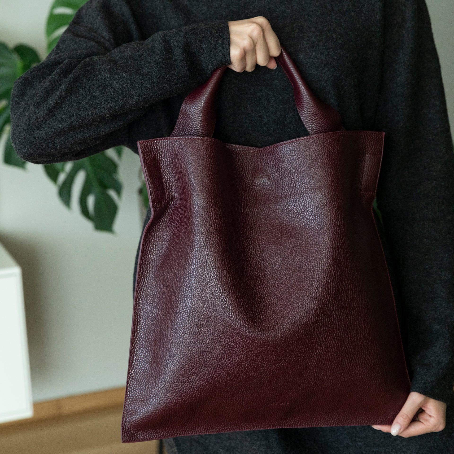 borsa shopping minimalista con tracolla in pelle martellata bordeaux burgundy made in italy marchio Arron