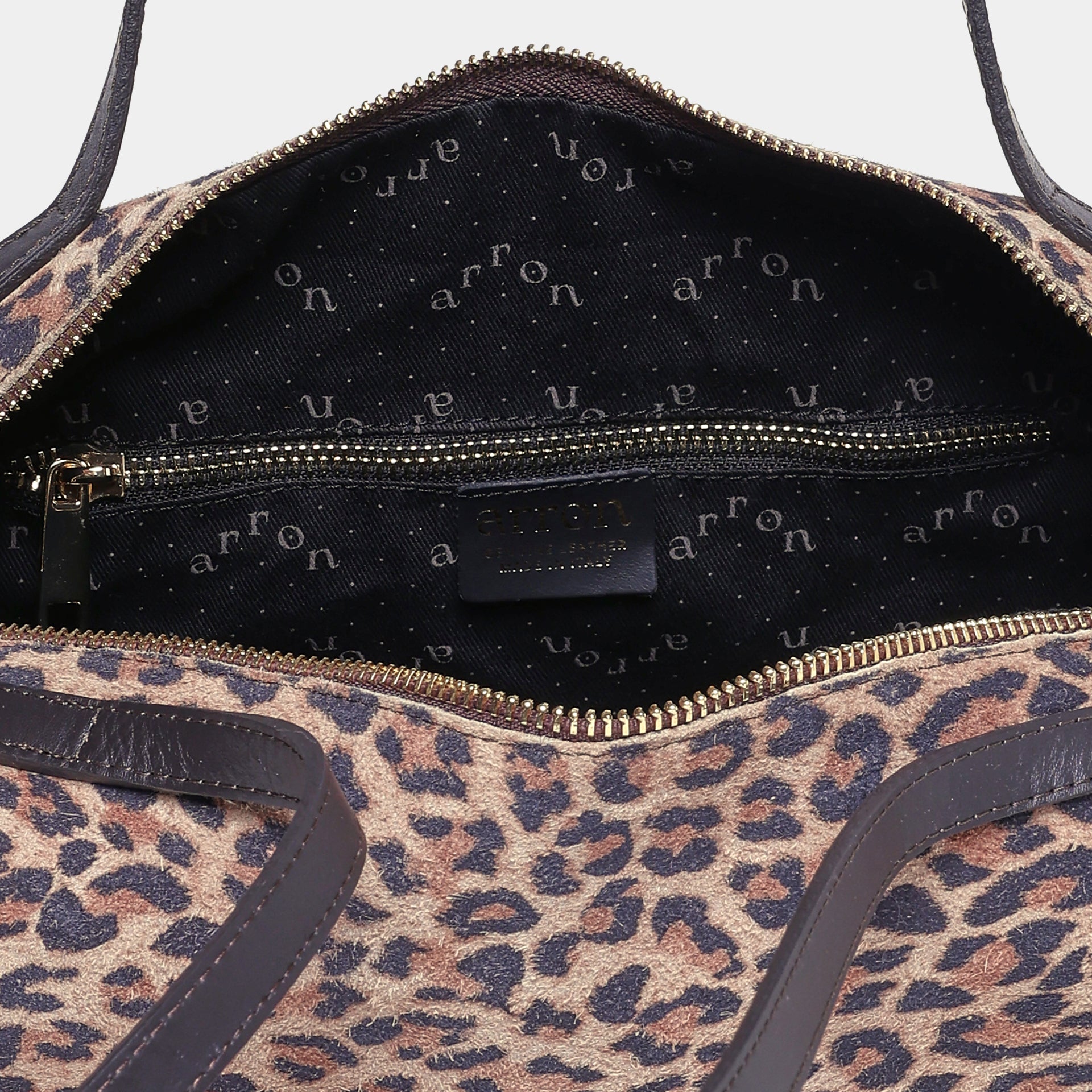 borsa east west con zip aperta con fodera brand Arron in camoscio leopardo animalier Arron Made in Italy