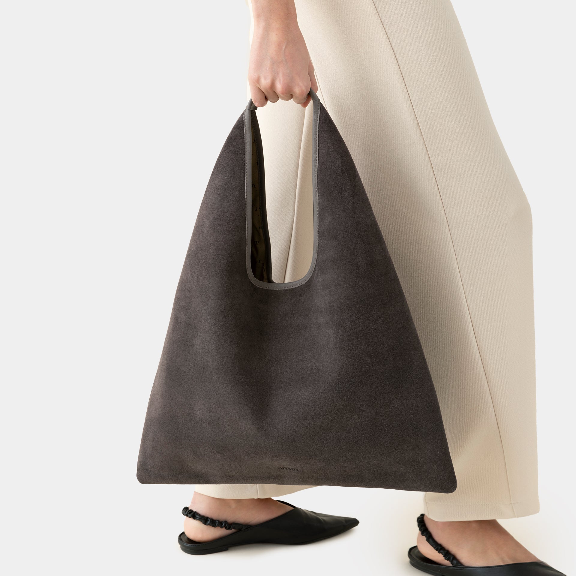 borsa hobo triangolare vestibilità comoda a spalla in pelle camoscio grigio piombo made in italy brand arron