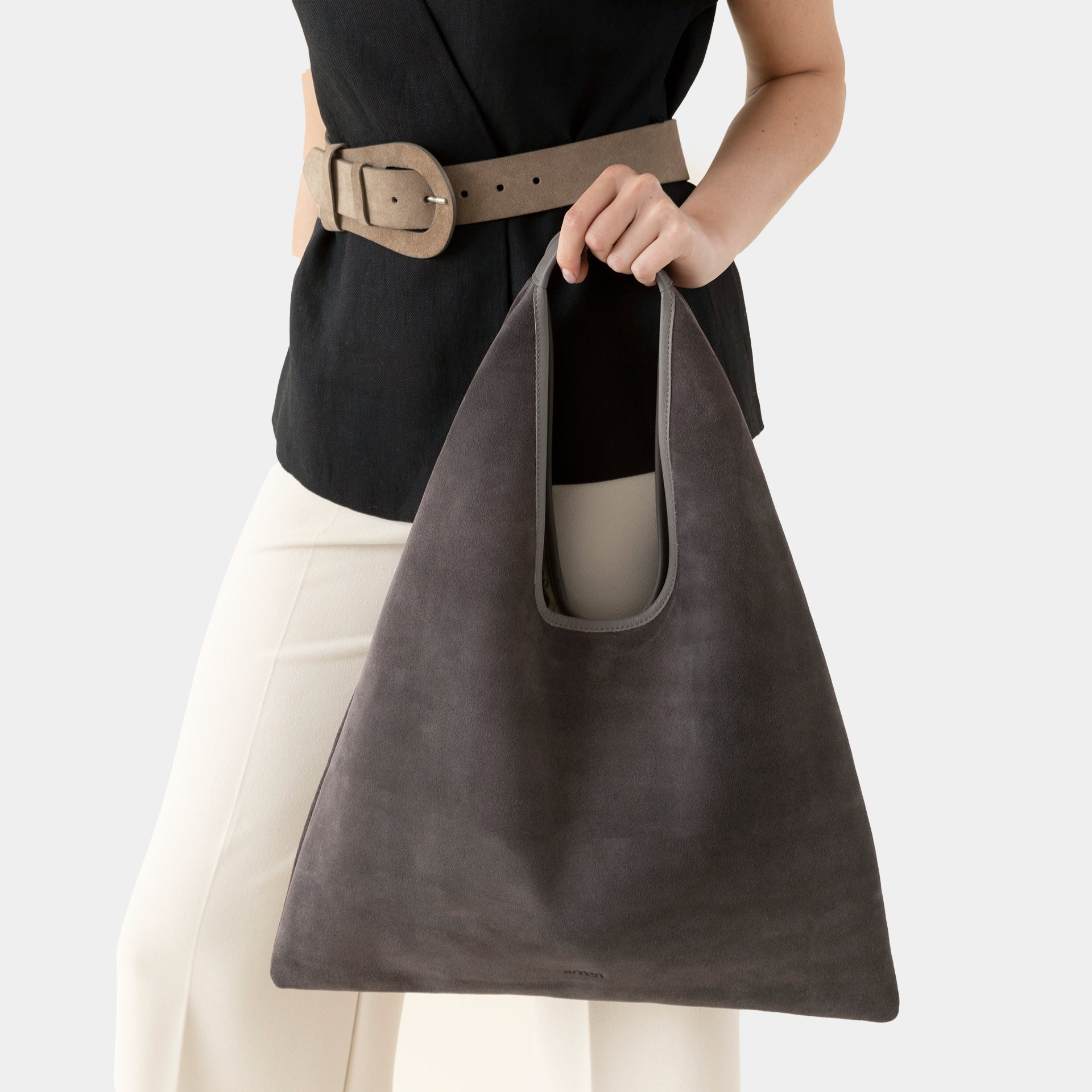 borsa hobo triangolare vestibilità comoda a spalla in pelle camoscio grigio piombo made in italy brand arron