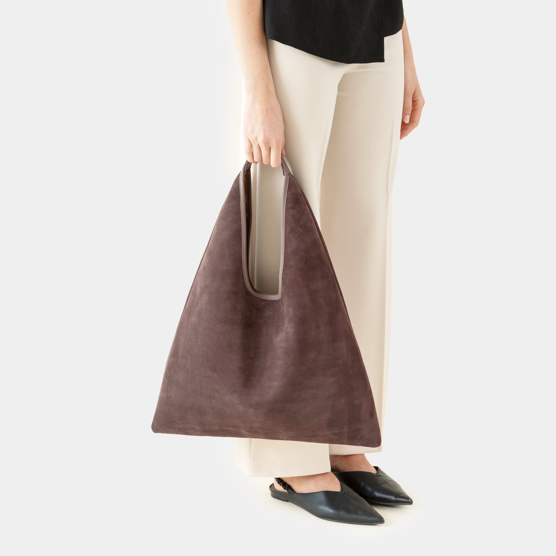 borsa hobo triangolare vestibilità comoda a spalla in pelle camoscio taupe made in italy brand arron