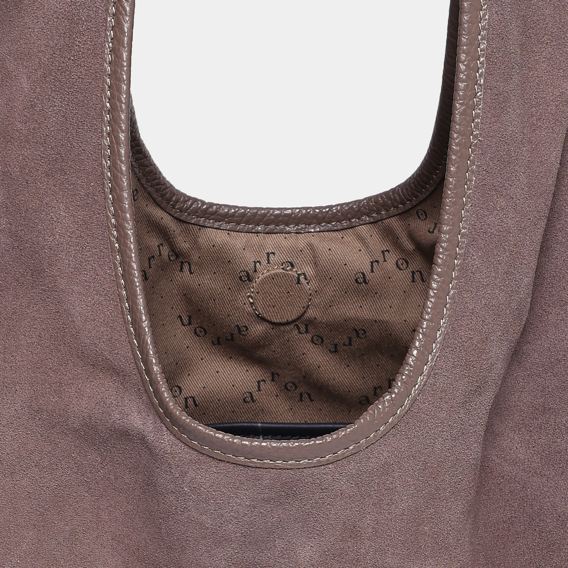 borsa hobo triangolare vestibilità comoda a spalla in pelle camoscio taupe made in italy brand arron