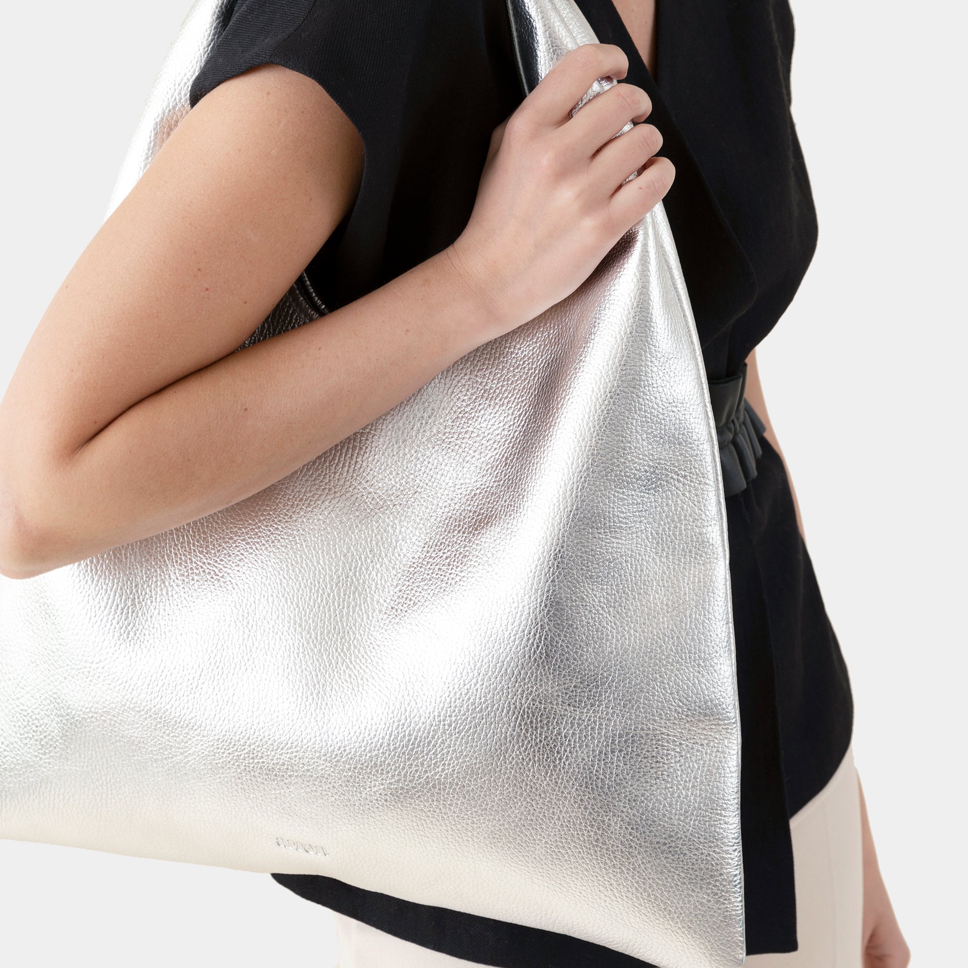 borsa hobo triangolare vestibilità comoda a spalla in pelle martellata laminata argento silver indossata