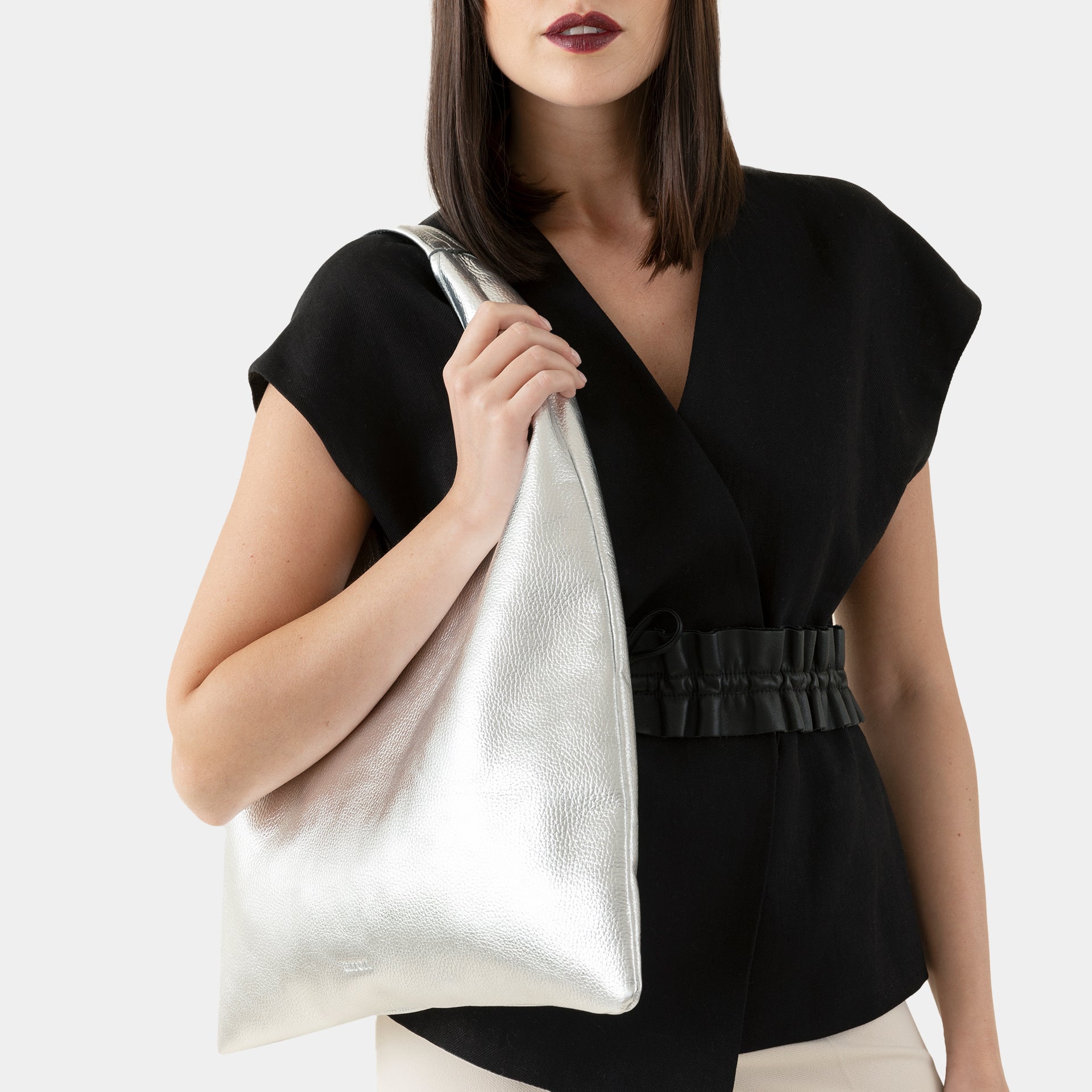 borsa hobo triangolare vestibilità comoda a spalla in pelle martellata laminata argento silver indossata