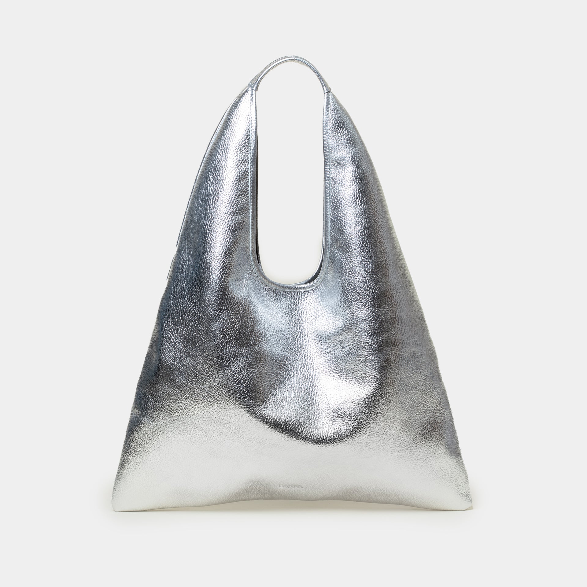 borsa hobo triangolare vestibilità comoda a spalla in pelle martellata laminata argento silver made in italy brand arron