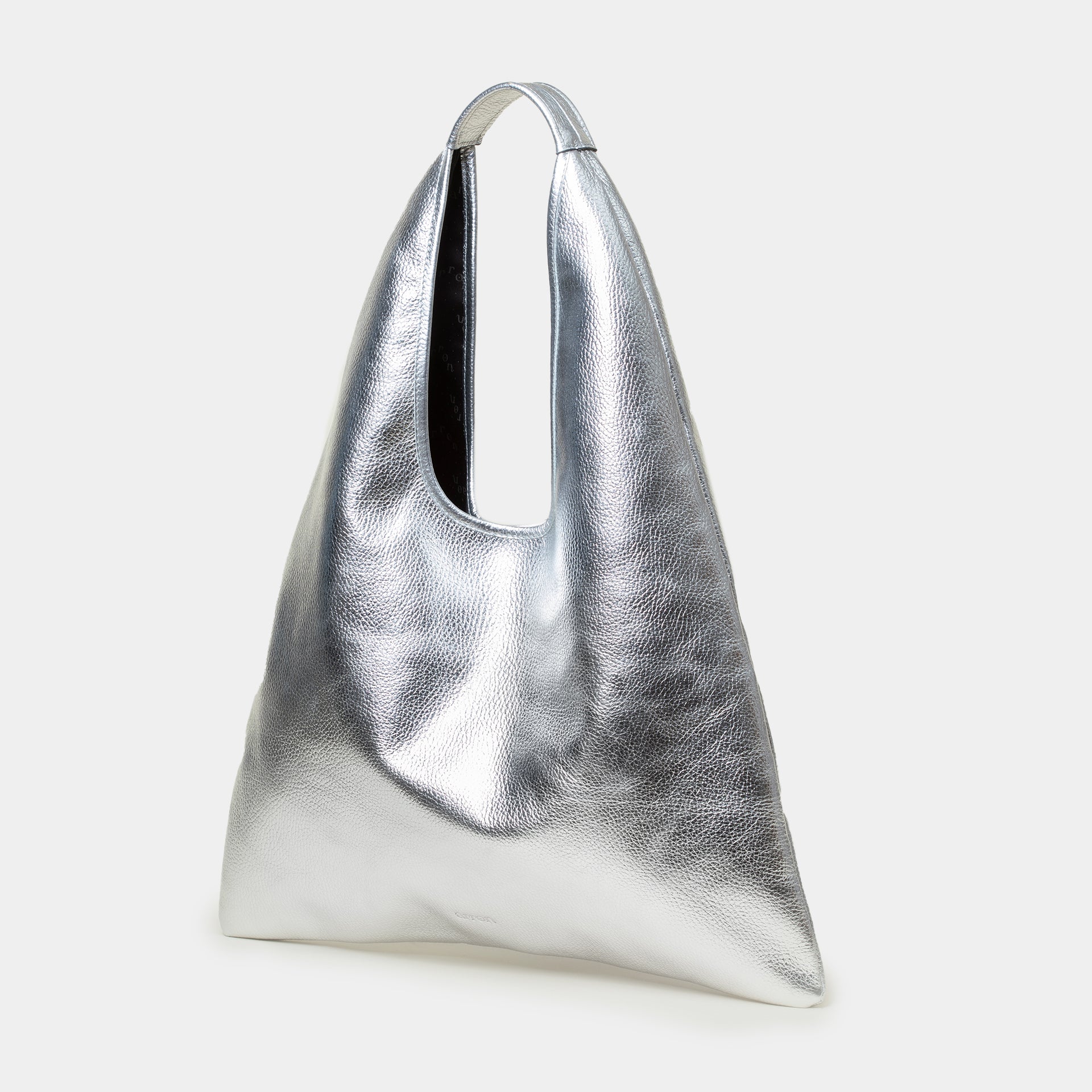 borsa hobo triangolare vestibilità comoda a spalla in pelle martellata laminata argento silver made in italy brand arron