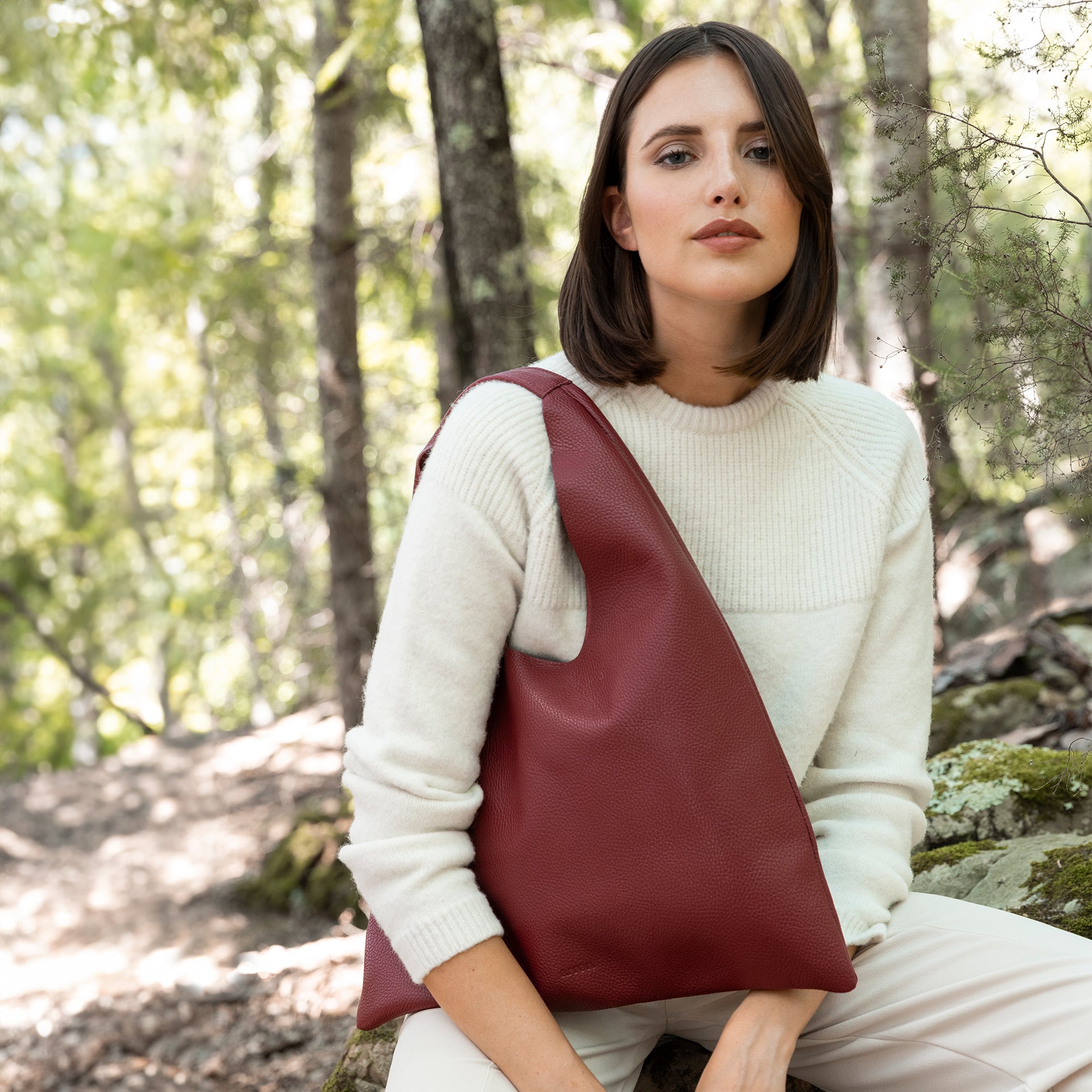 borsa hobo triangolare vestibilità comoda a spalla in pelle martellata bordeaux burgundy