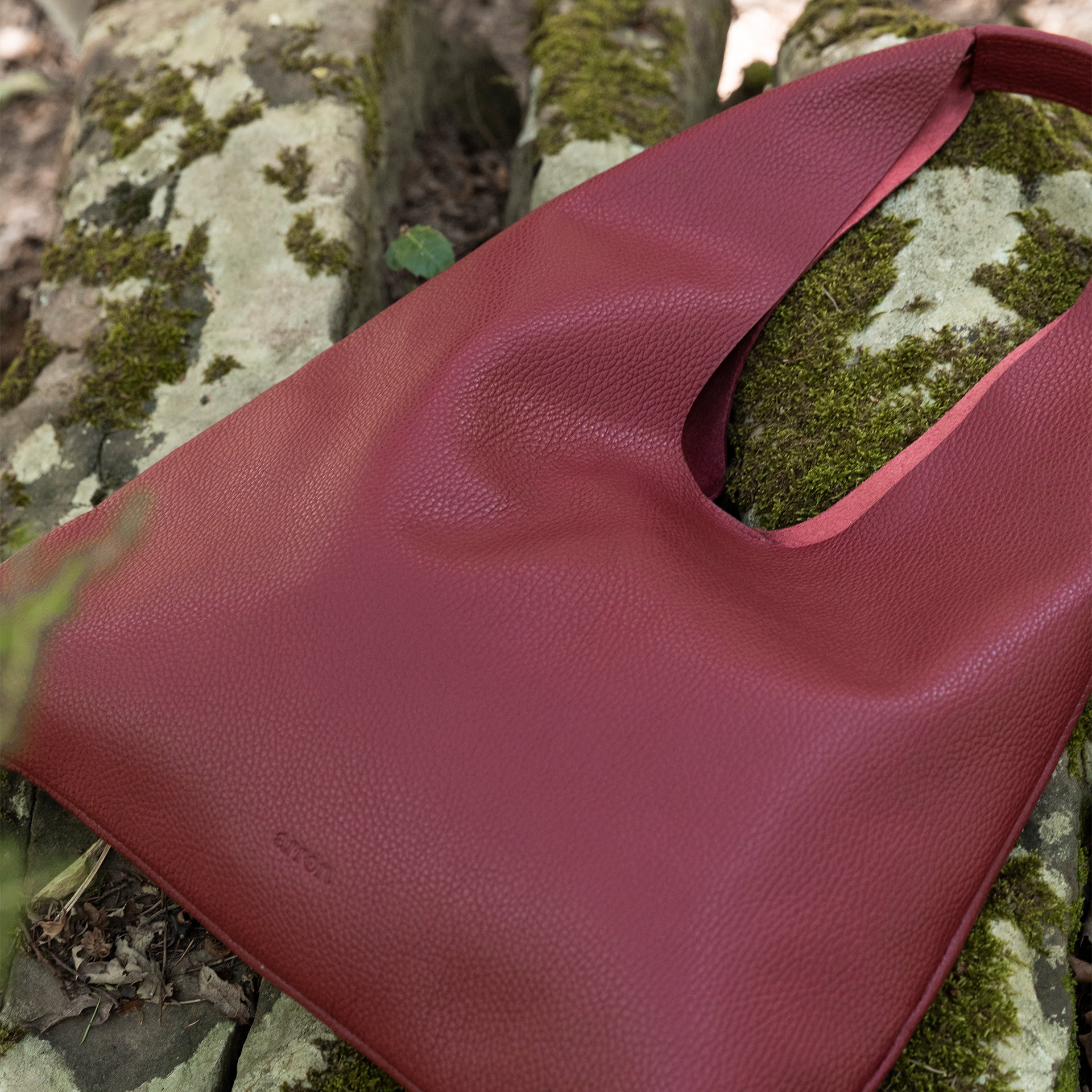borsa hobo triangolare in pelle martellata bordeaux wine