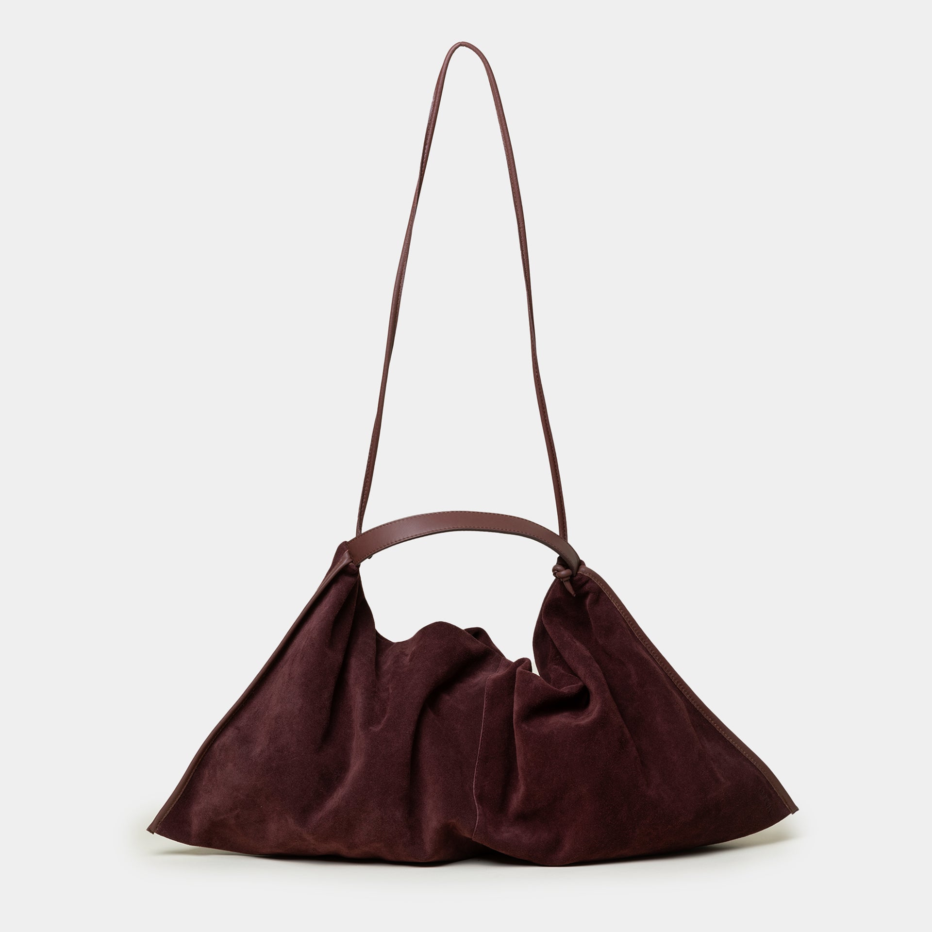 borsa destrutturata a tracolla e a spalla in camoscio bordeaux burgundy design contemporaneo minimalista Arron Made in Italy