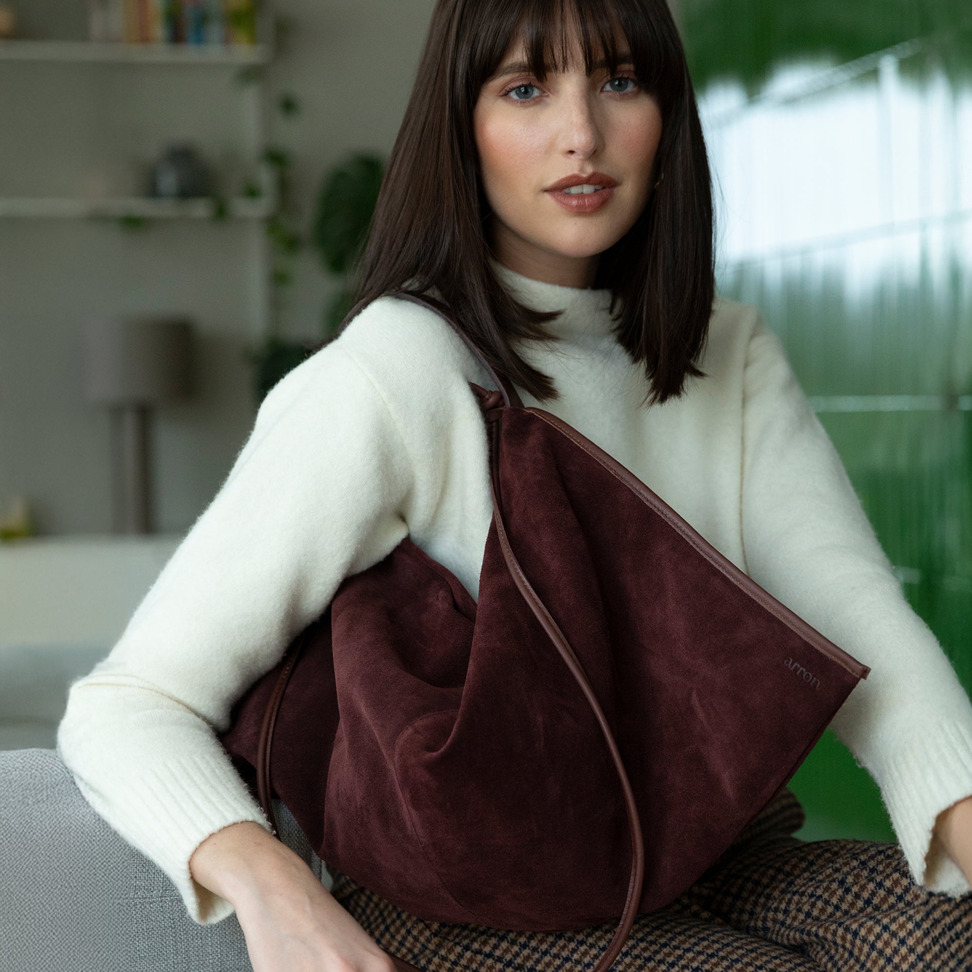 borsa destrutturata a tracolla e a spalla in camoscio bordeaux burgundy design contemporaneo minimalista Arron Made in Italy