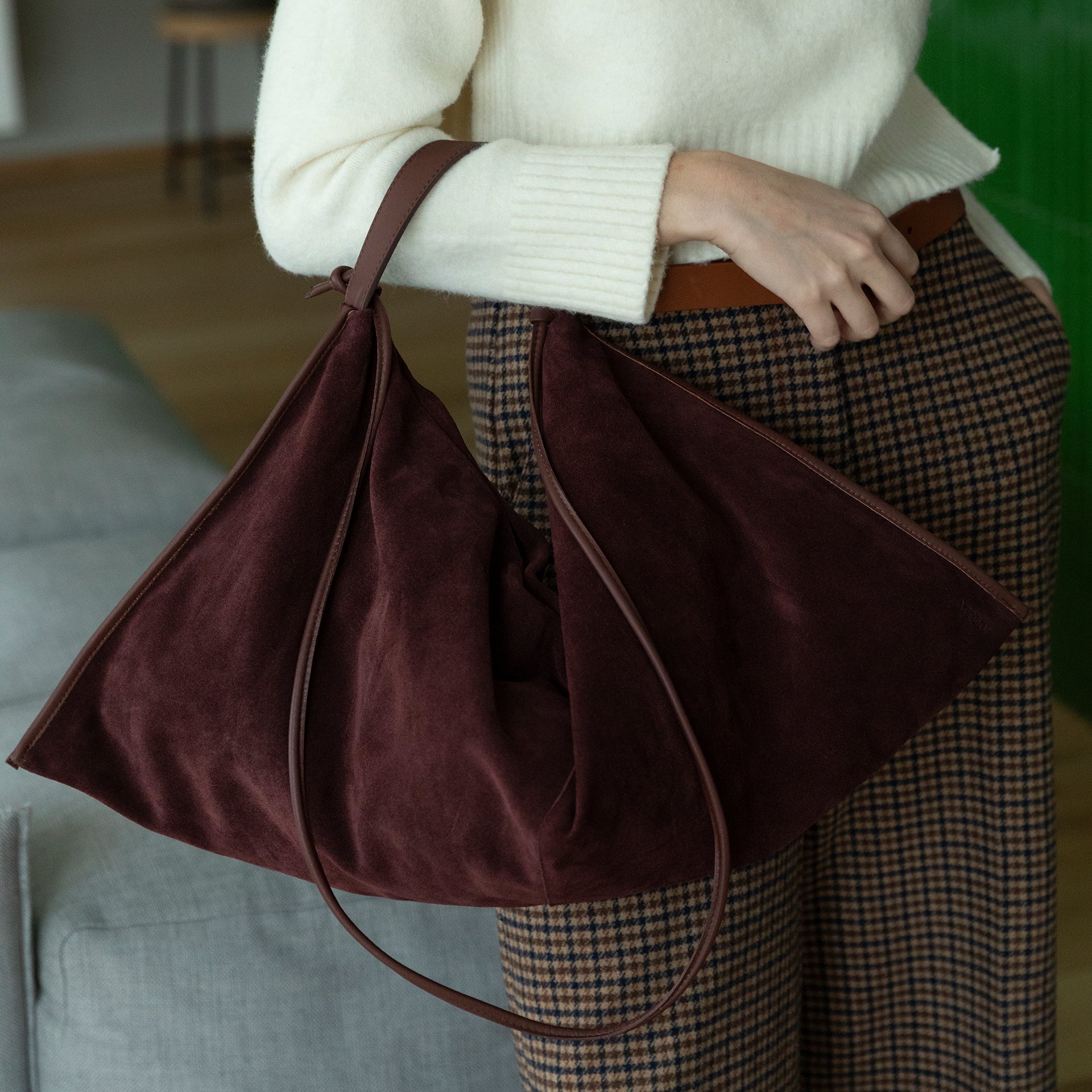 borsa destrutturata a tracolla e a spalla in camoscio bordeaux burgundy design contemporaneo minimalista Arron Made in Italy