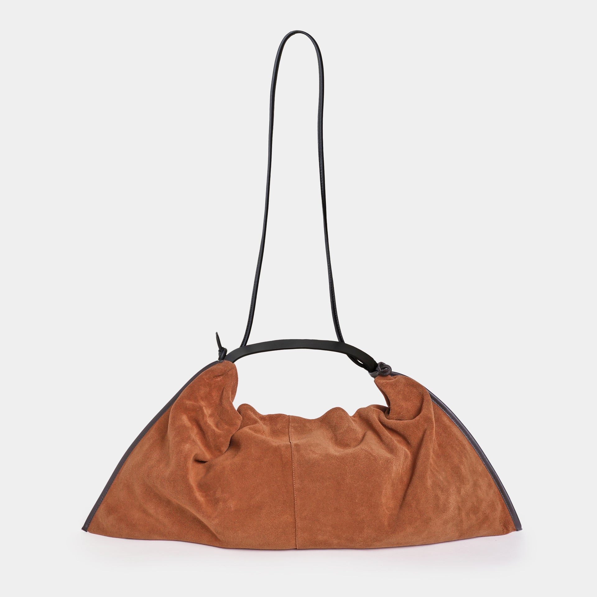 borsa destrutturata a tracolla e a spalla in camoscio cognac cammello design contemporaneo minimalista Arron Made in Italy