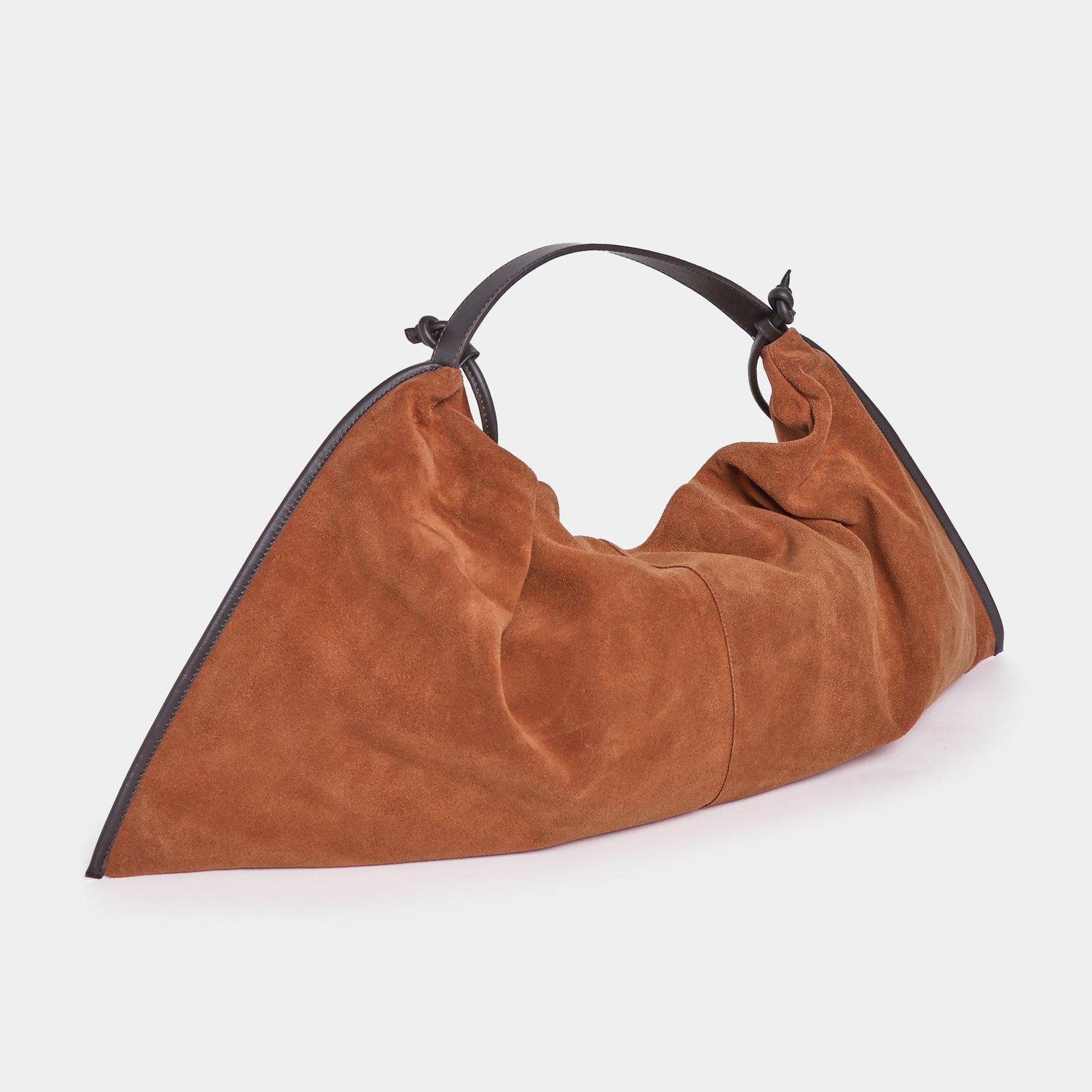 borsa destrutturata a tracolla e a spalla in camoscio cognac cammello design contemporaneo minimalista Arron Made in Italy