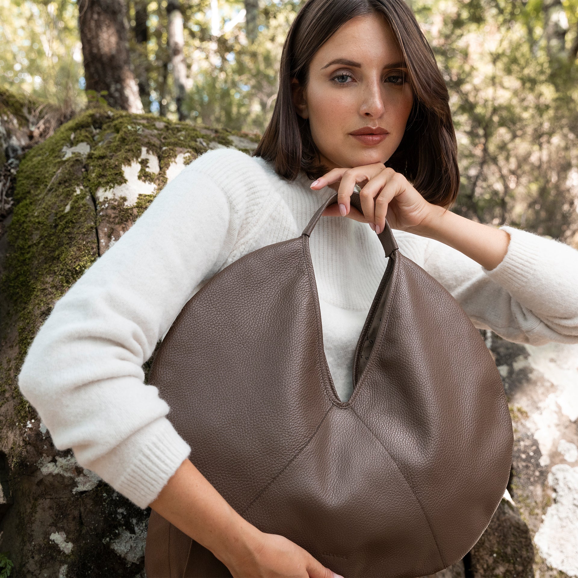 borsa forma rotonda hobo in pelle martellata marrone cacao design contemporaneo minimalista brand Arron made in Italy
