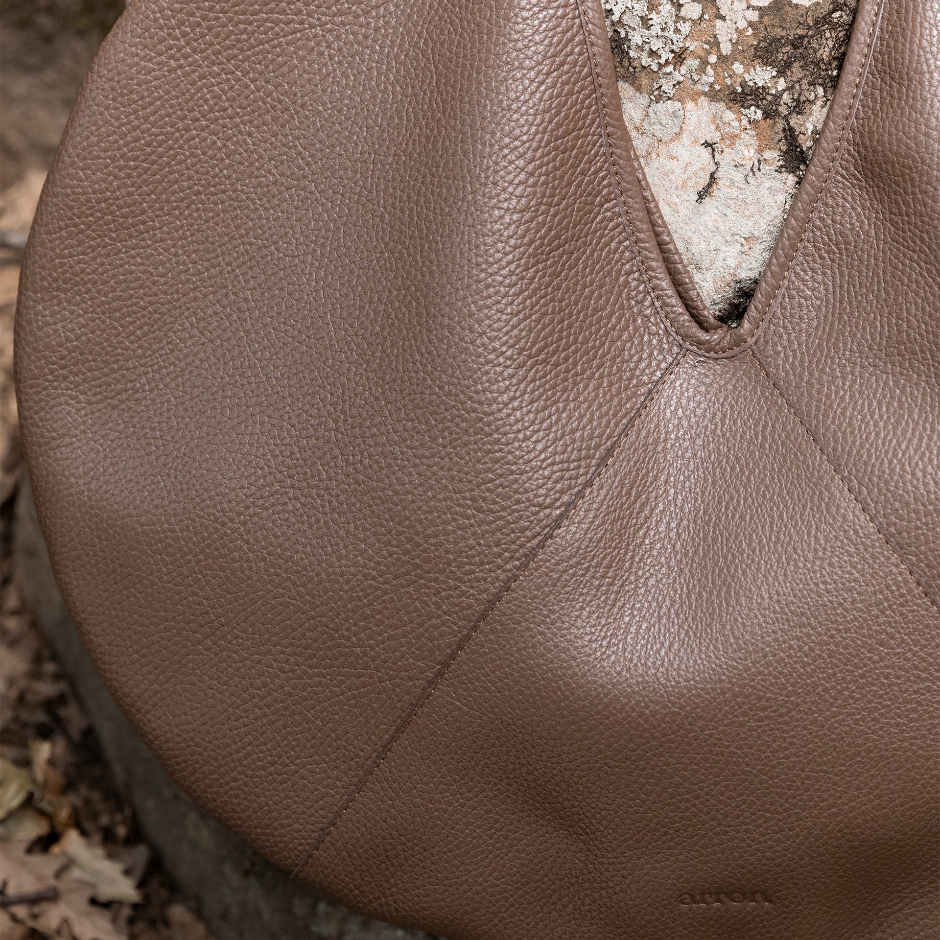 borsa hobo rotonda circolare cacao pelle martellata dettaglio Arron made in italy