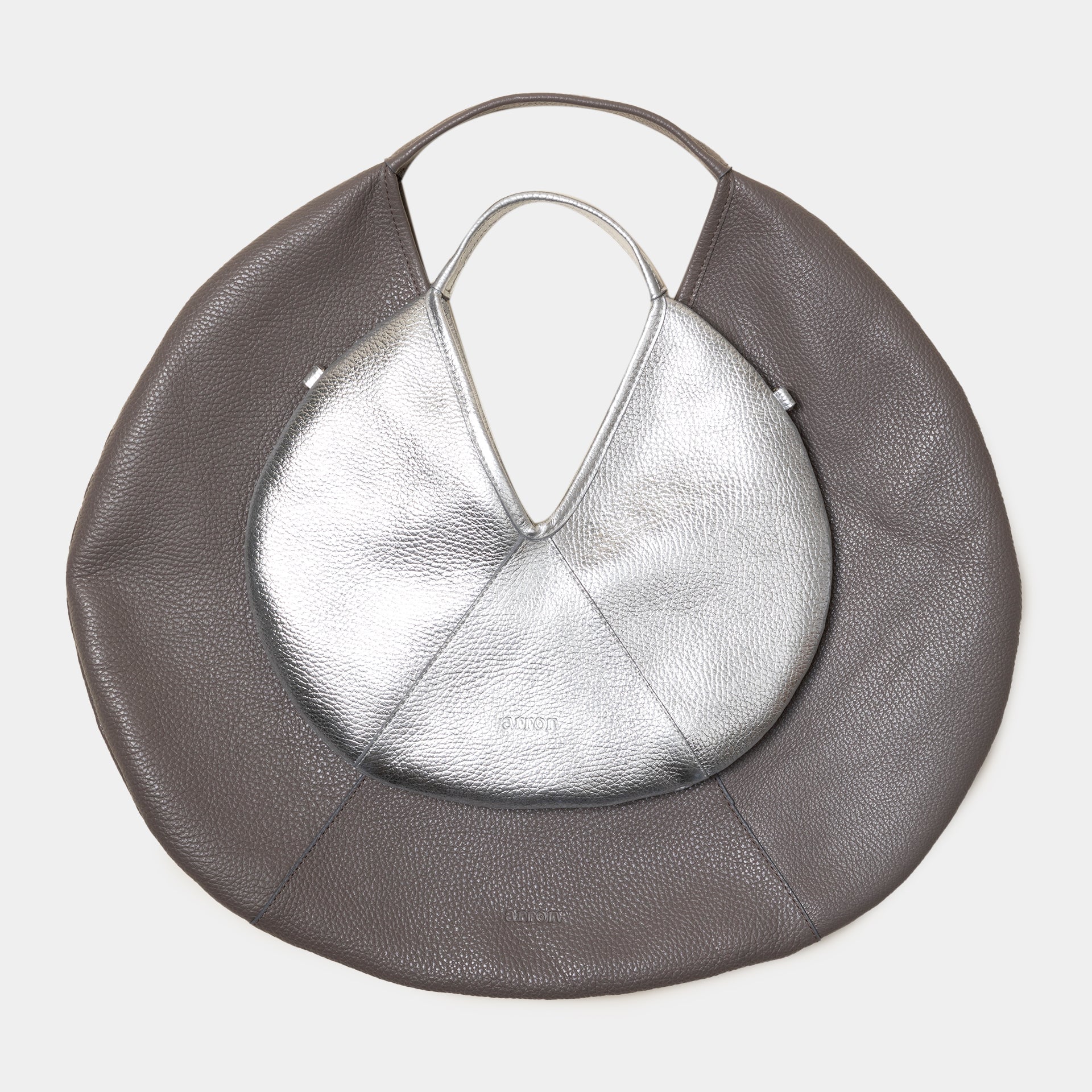 borsa forma rotonda hobo in pelle martellata silver argento e cacao design contemporaneo minimalista brand Arron made in Italy 