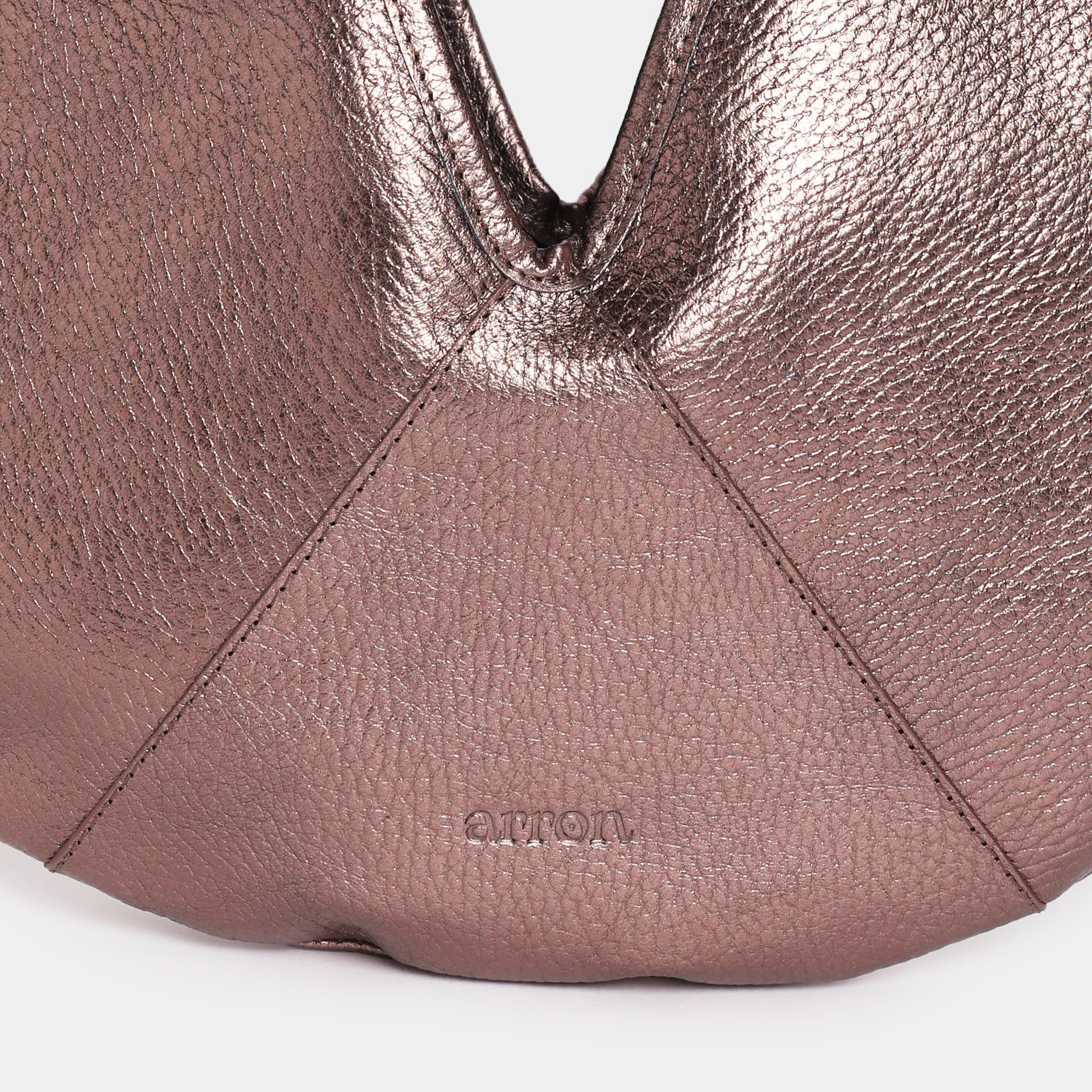 borsa mini forma rotonda hobo in pelle martellata laminata bronzo design contemporaneo minimalista brand Arron made in Italy