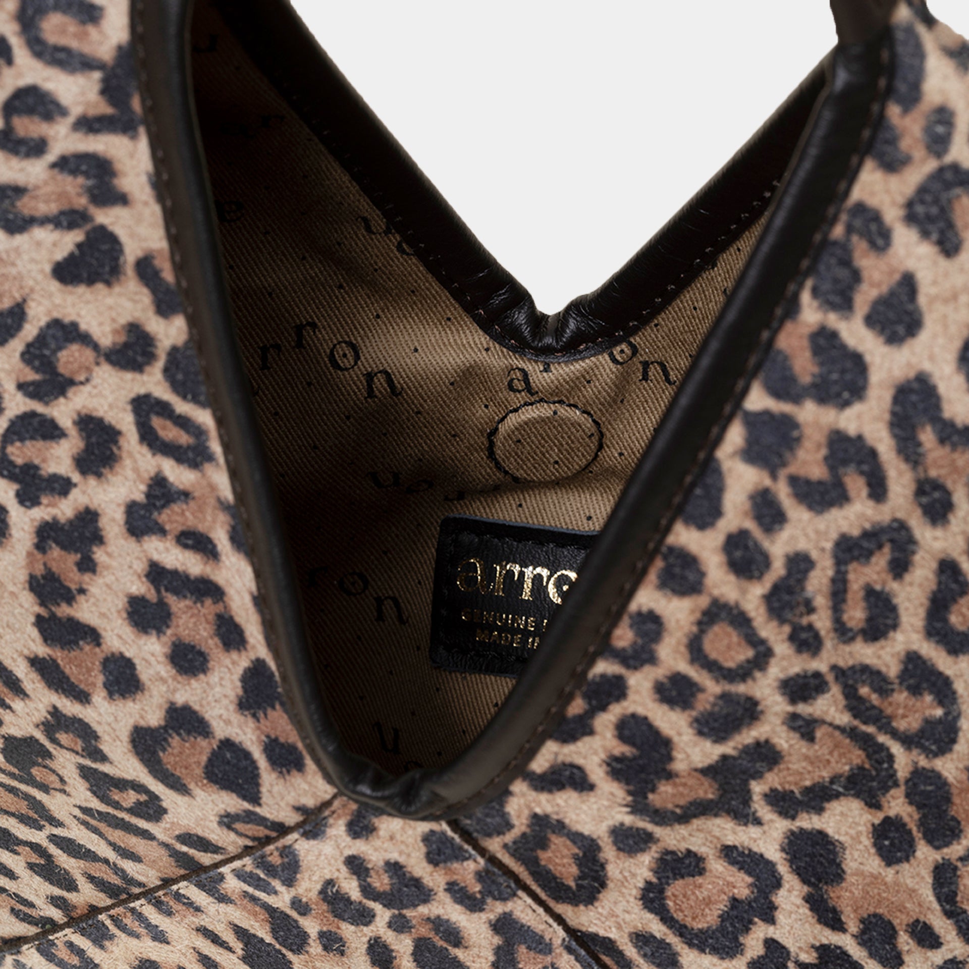 borsa mini forma rotonda hobo in camoscio leopardato animalier design contemporaneo minimalista brand Arron made in Italy