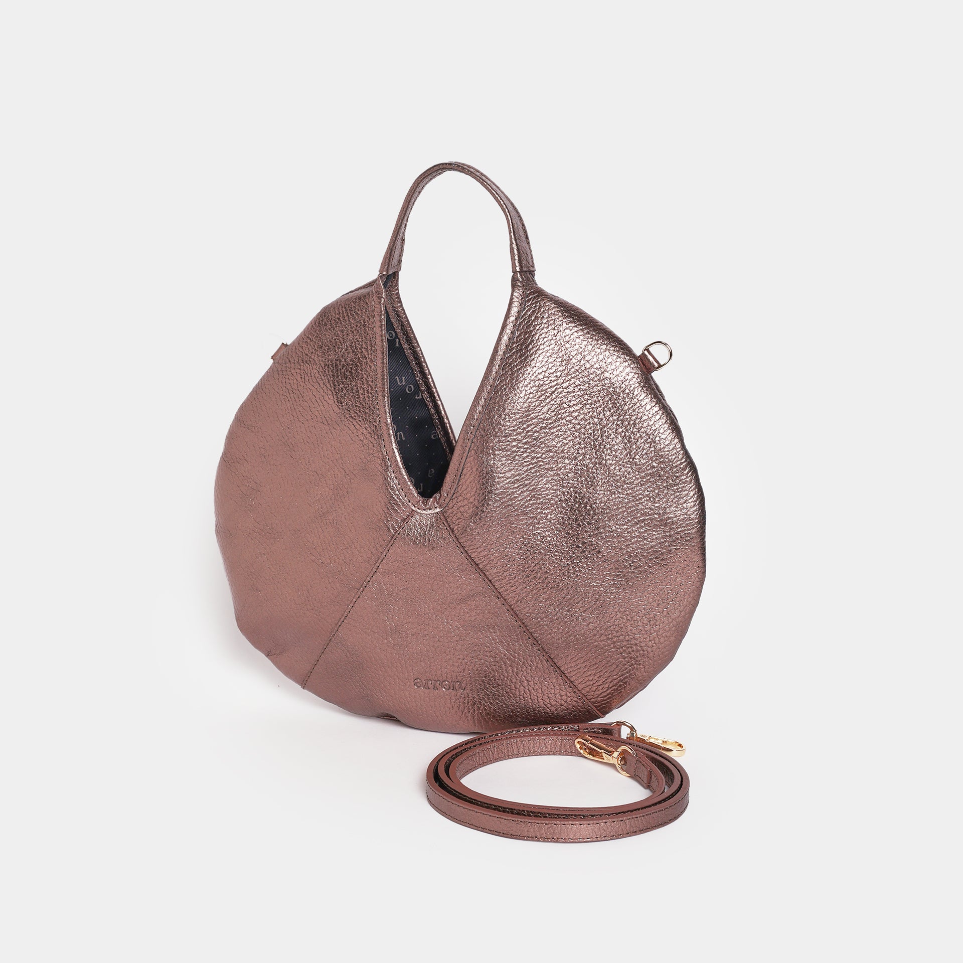borsa mini forma rotonda hobo in pelle martellata laminata bronzo design contemporaneo minimalista brand Arron made in Italy