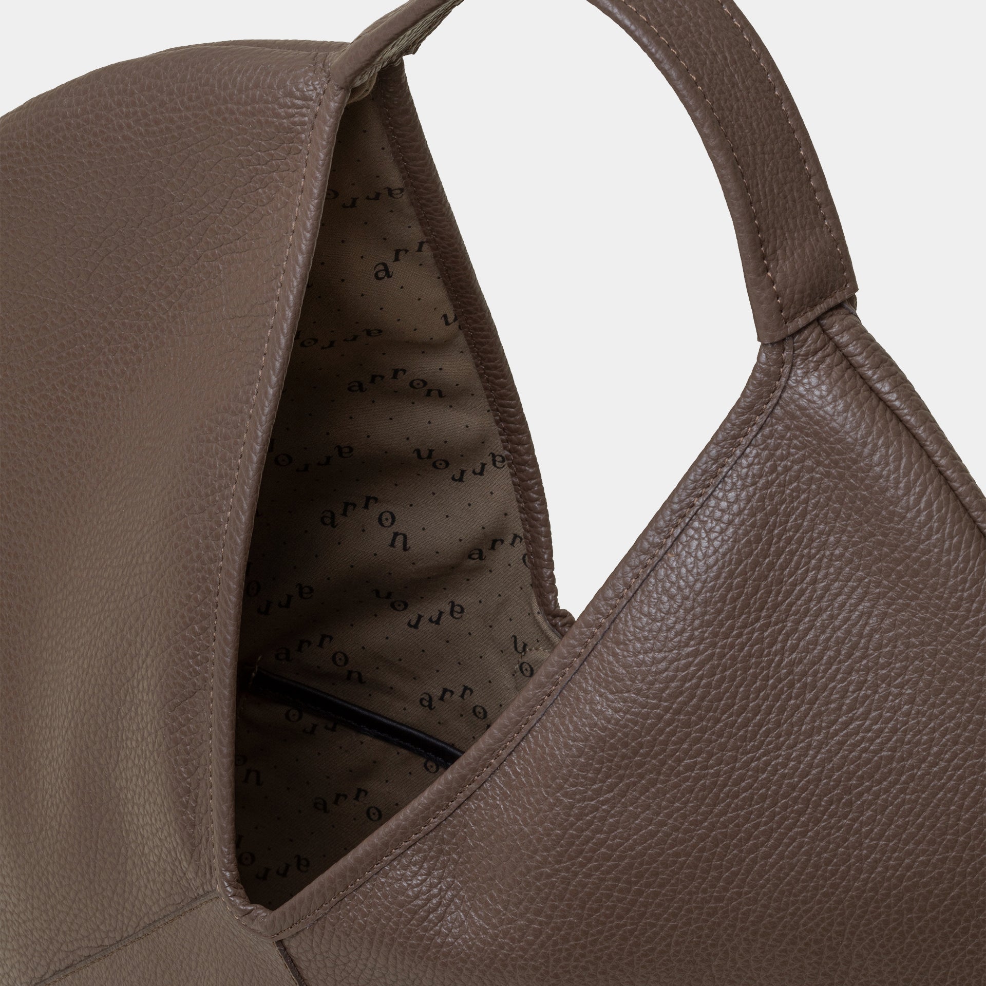 borsa forma rotonda hobo in pelle martellata marrone cacao design contemporaneo minimalista brand Arron made in Italy vista interno