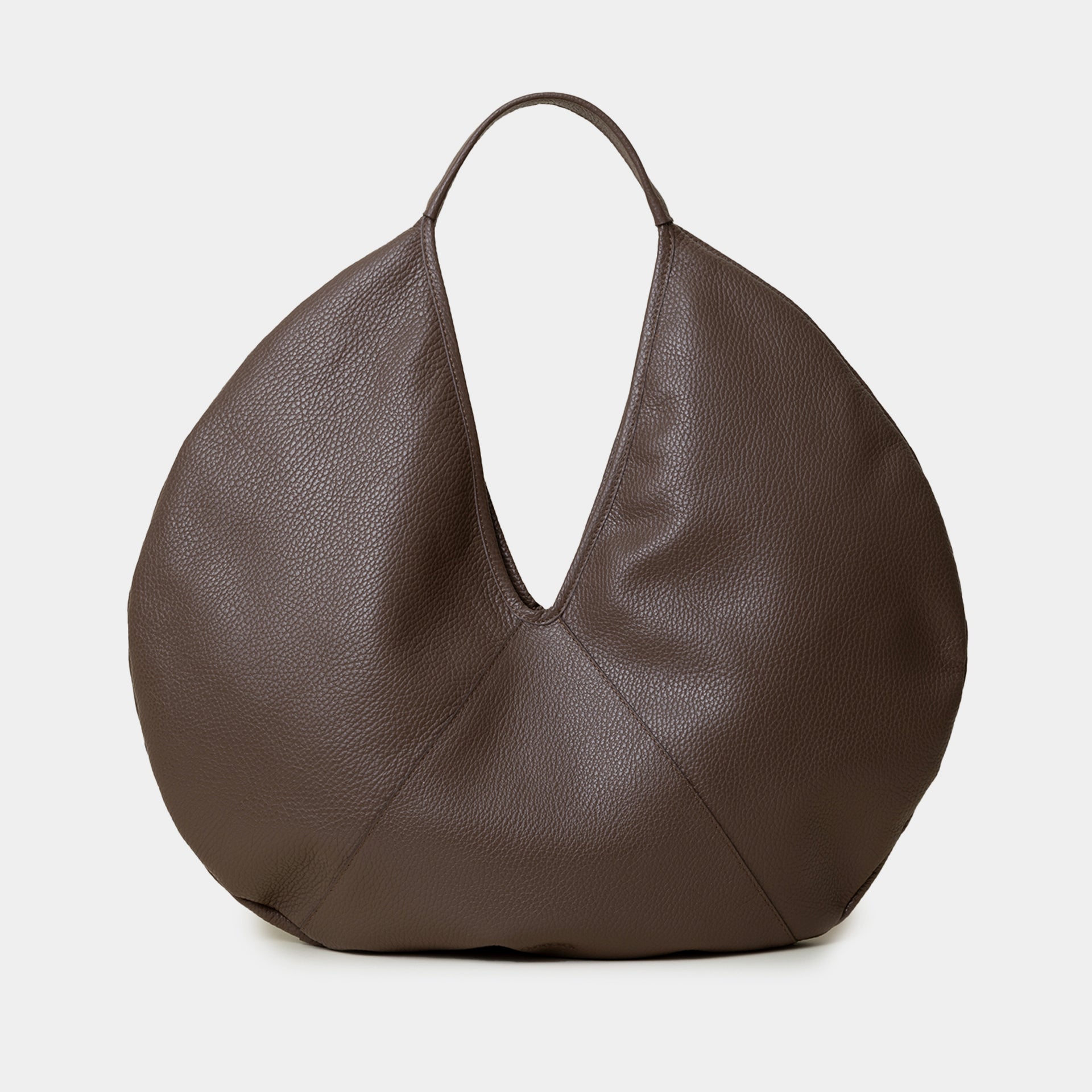 borsa forma rotonda hobo in pelle martellata marrone cacao design contemporaneo minimalista brand Arron made in Italy 