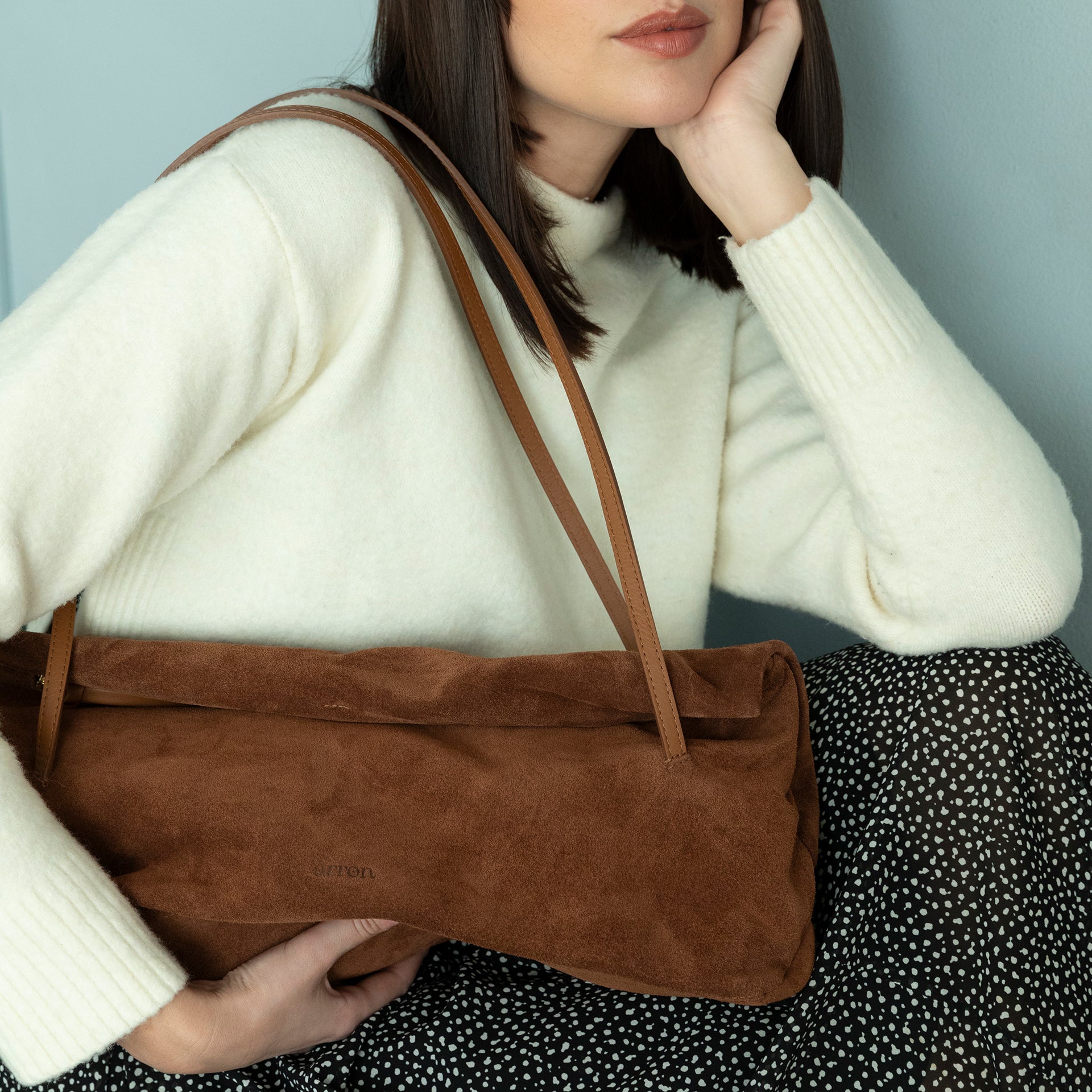 borsa east west baguette in camoscio color cognac cammello trendy minimalista marchio Arron made in Italy