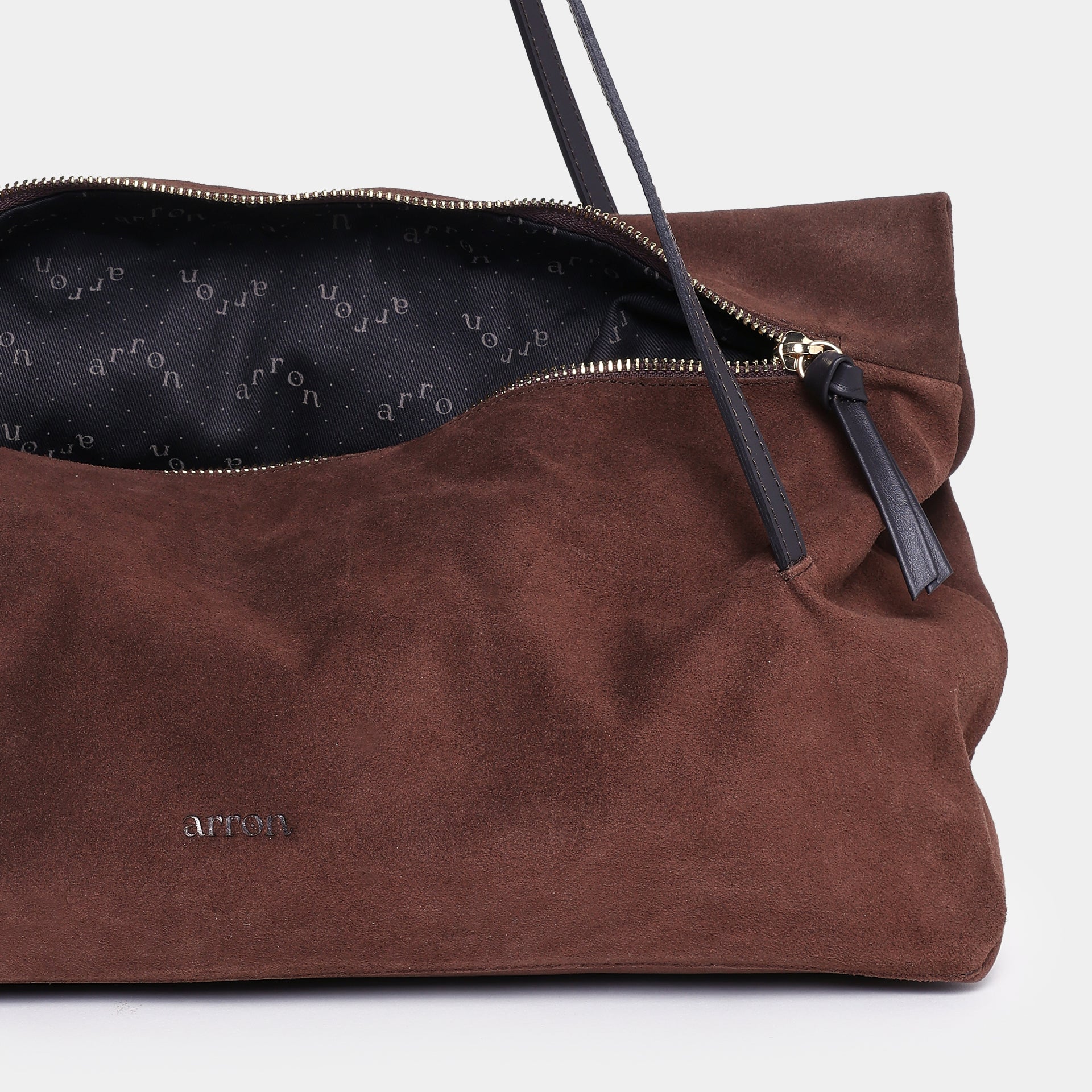 borsa east west baguette in camoscio color cioccolato marrone trendy minimalista marchio Arron made in Italy