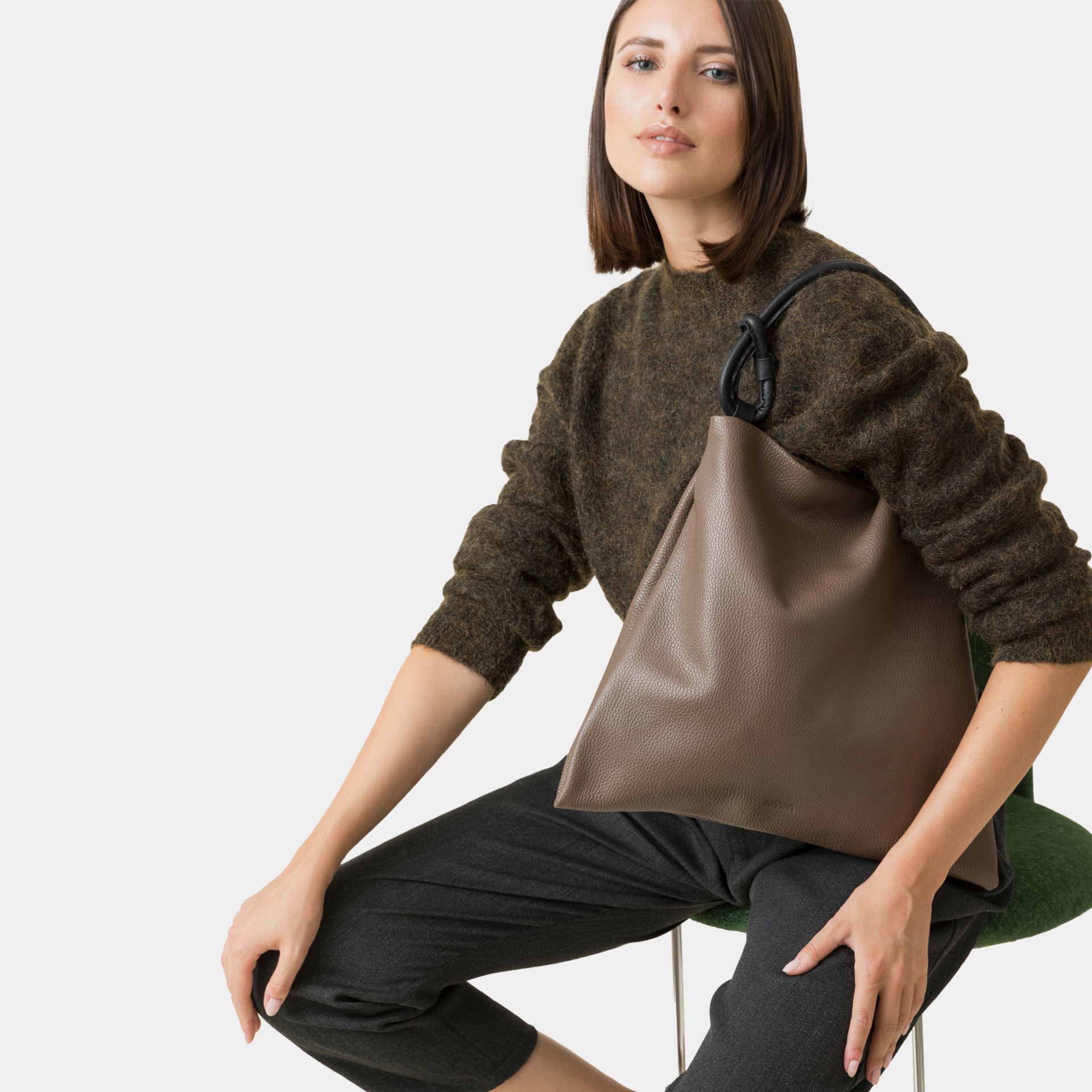 borsa hobo pelle martellata marrone cacao con nodi minimalista trendy design brand Arron made in Italy