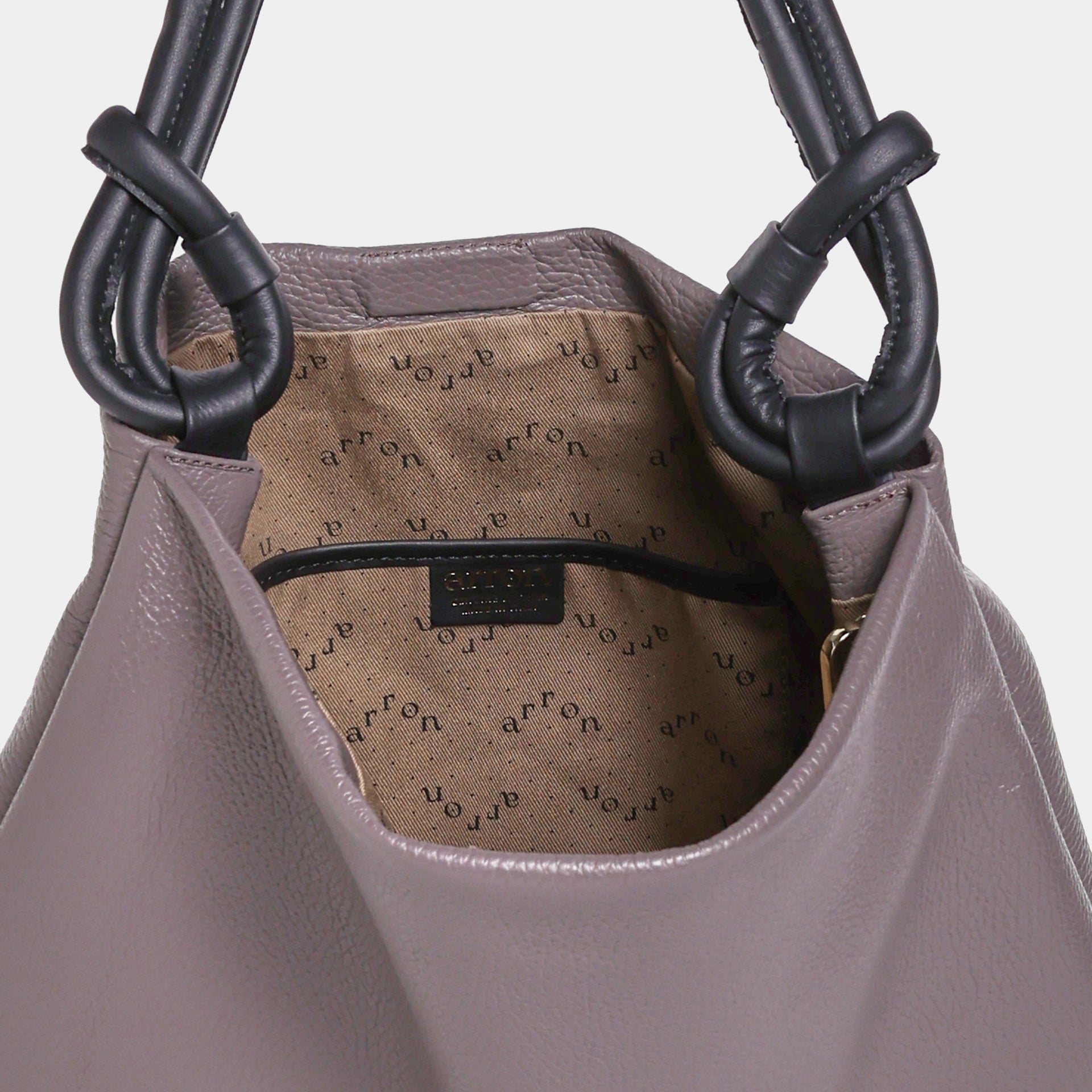 borsa hobo pelle martellata grigio cenere manico con nodi minimalista trendy design brand Arron made in Italy