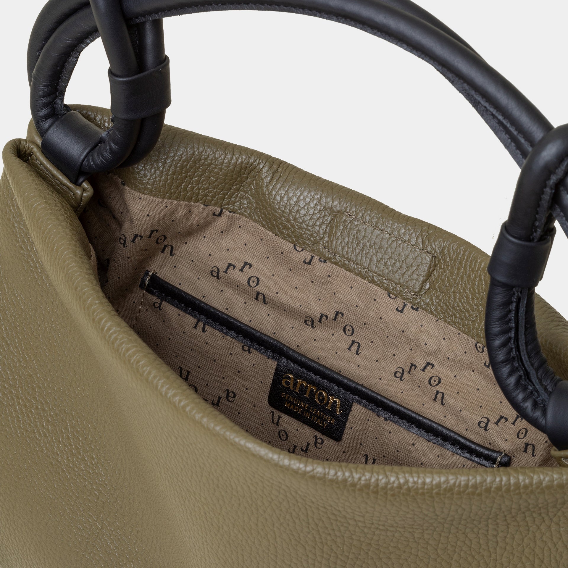 borsa hobo pelle martellata verde oliva manico con nodi minimalista trendy design brand Arron made in Italy